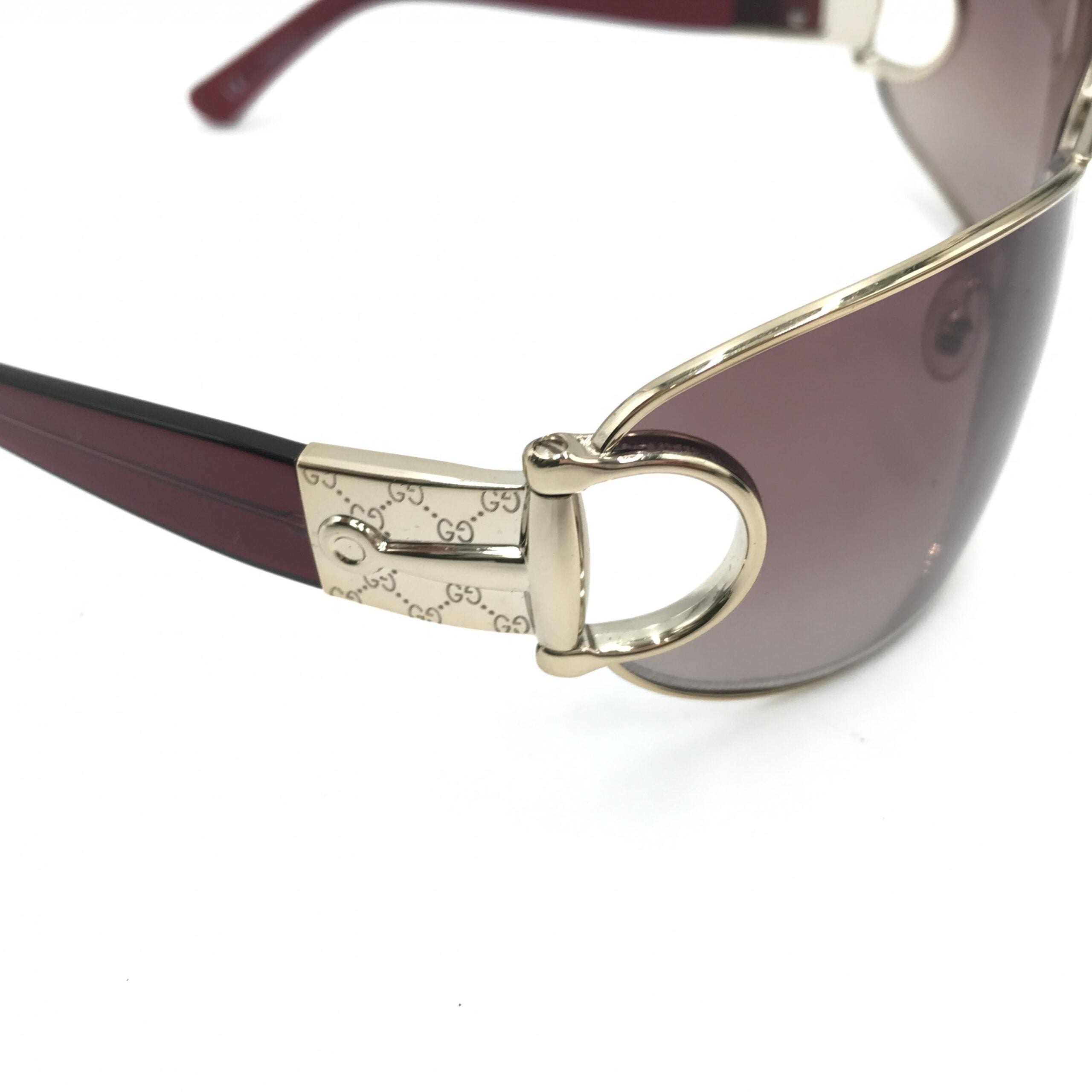 Lunettes de soleil Gucci Aviator avec lentilles teintées, monture en métal et détail Horsebit, style élégant et sophistiqué.