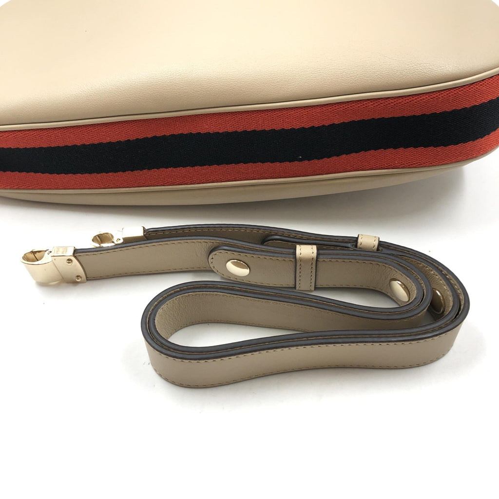 Sac à bandoulière Gucci Aria en cuir de veau beige avec bande Web large, élégant et spacieux.