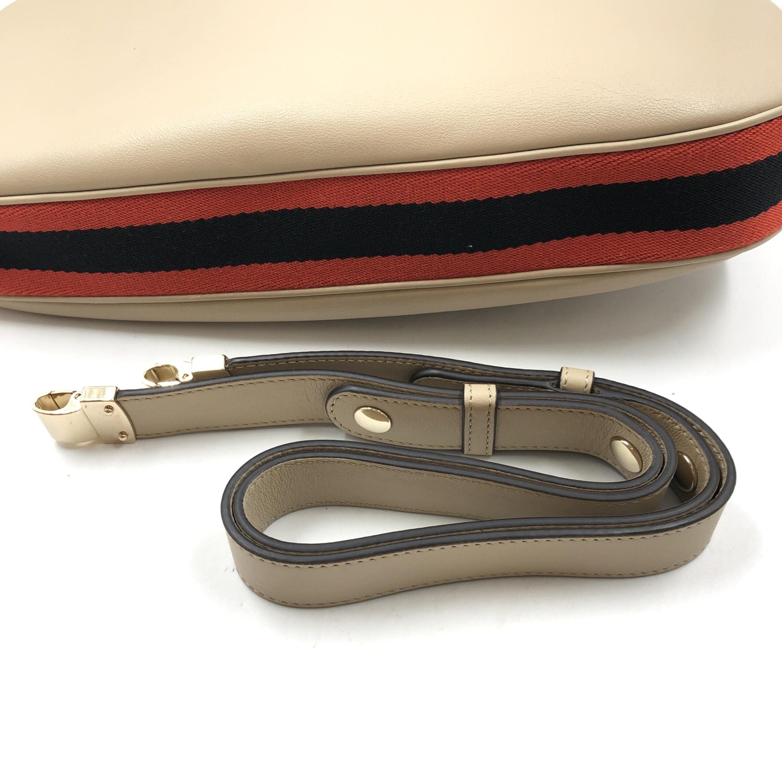 Sac à bandoulière Gucci Aria en cuir de veau beige avec bande Web large, élégant et spacieux.