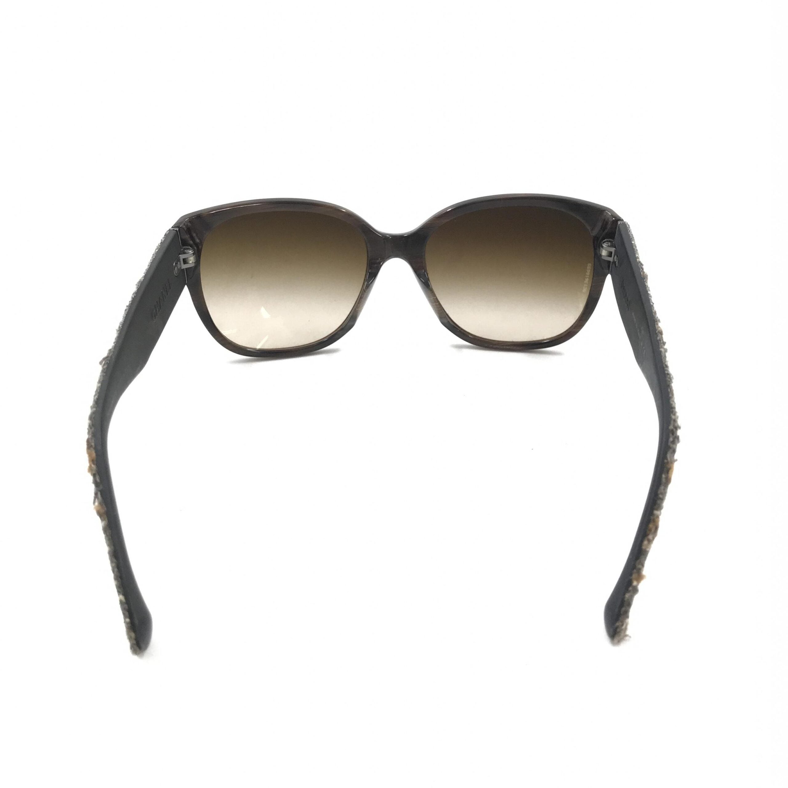 Lunettes de soleil Chanel avec monture marron et accents en tweed, design élégant et sophistiqué, vue de face.