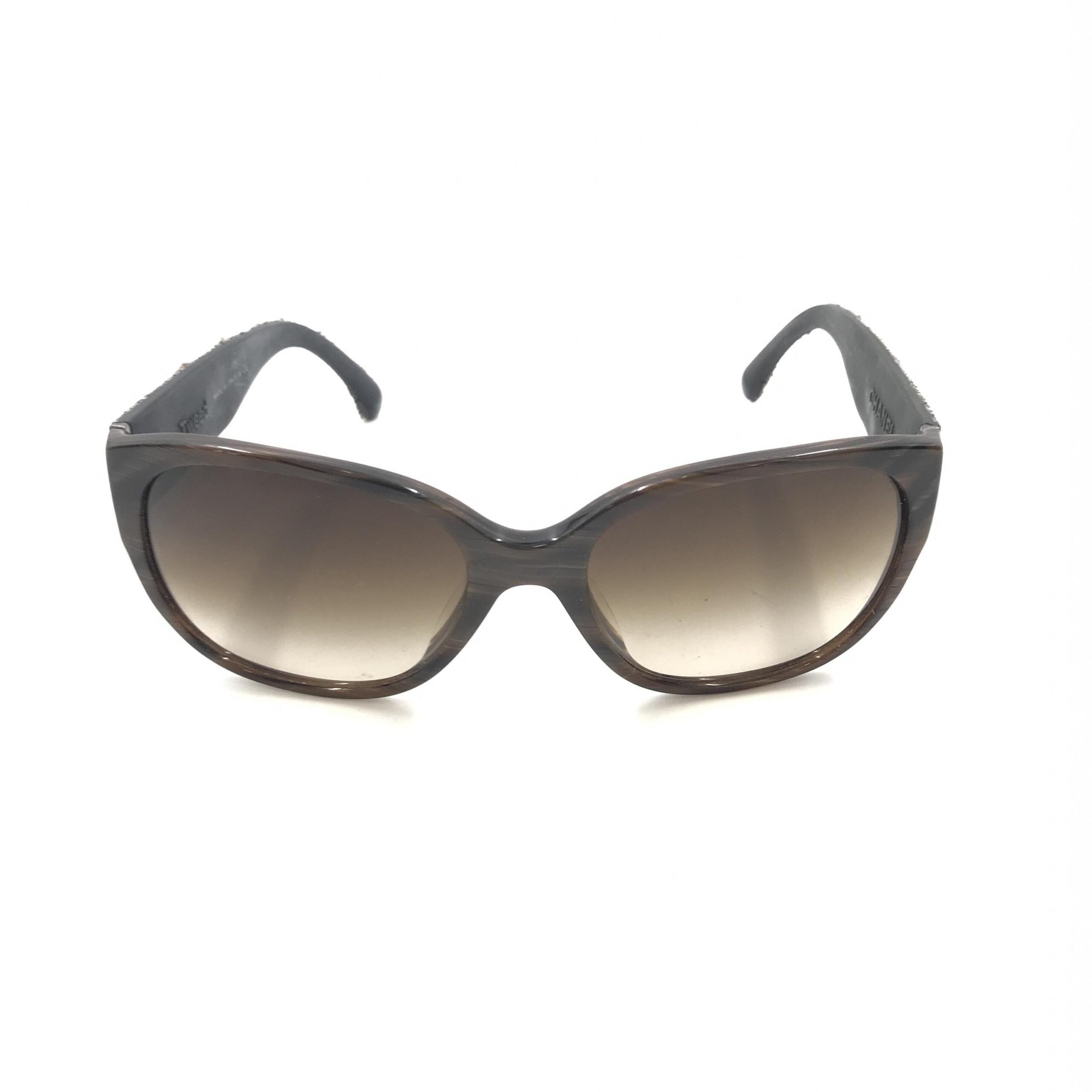 Lunettes de soleil Chanel avec monture marron et accents en tweed, style élégant et sophistiqué, vue de face.