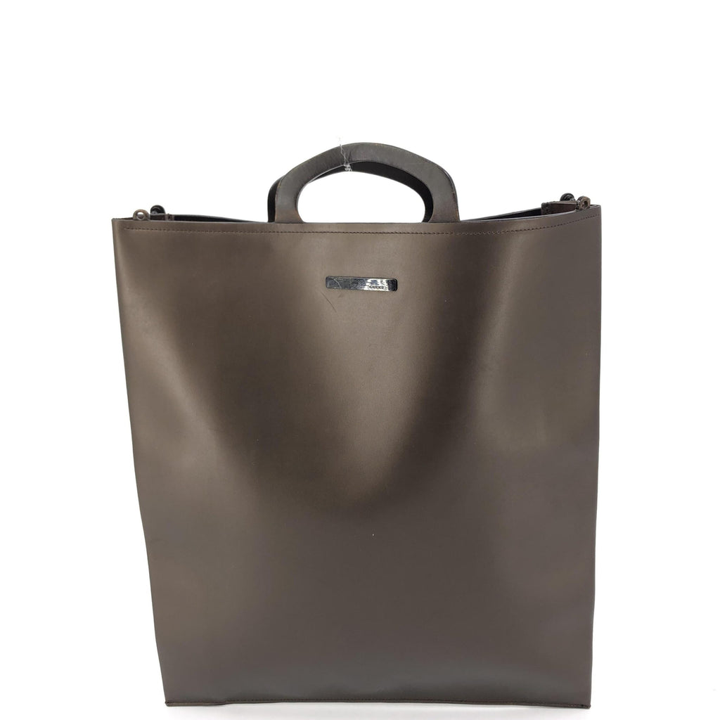 Sac à main en cuir marron Gucci, élégant et sophistiqué, avec détails en or et poignée en cuir.