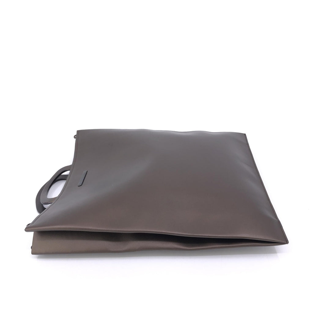 Sac à main en cuir marron Gucci, avec détails élégants et poignée en cuir, visible sur l'image.