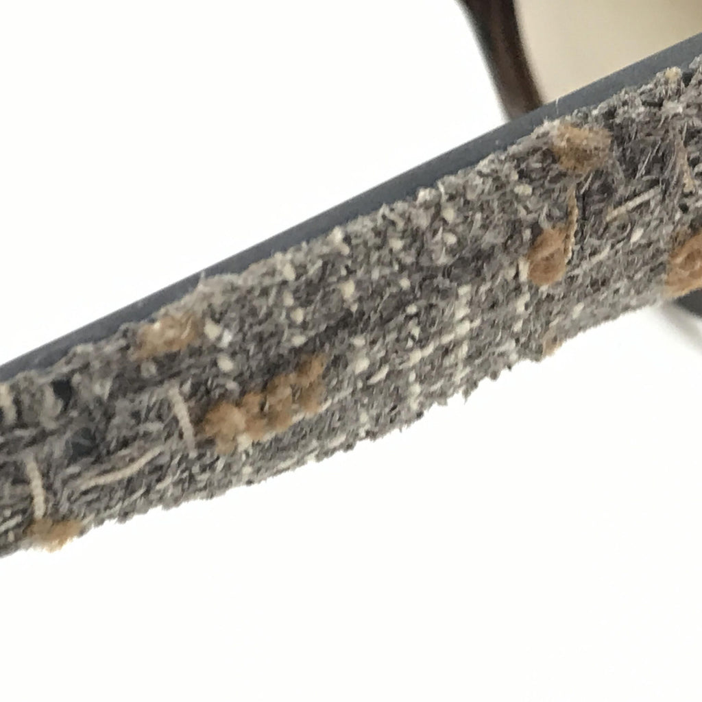 Lunettes de soleil Chanel à monture marron avec accents en tweed, style élégant et sophistiqué.