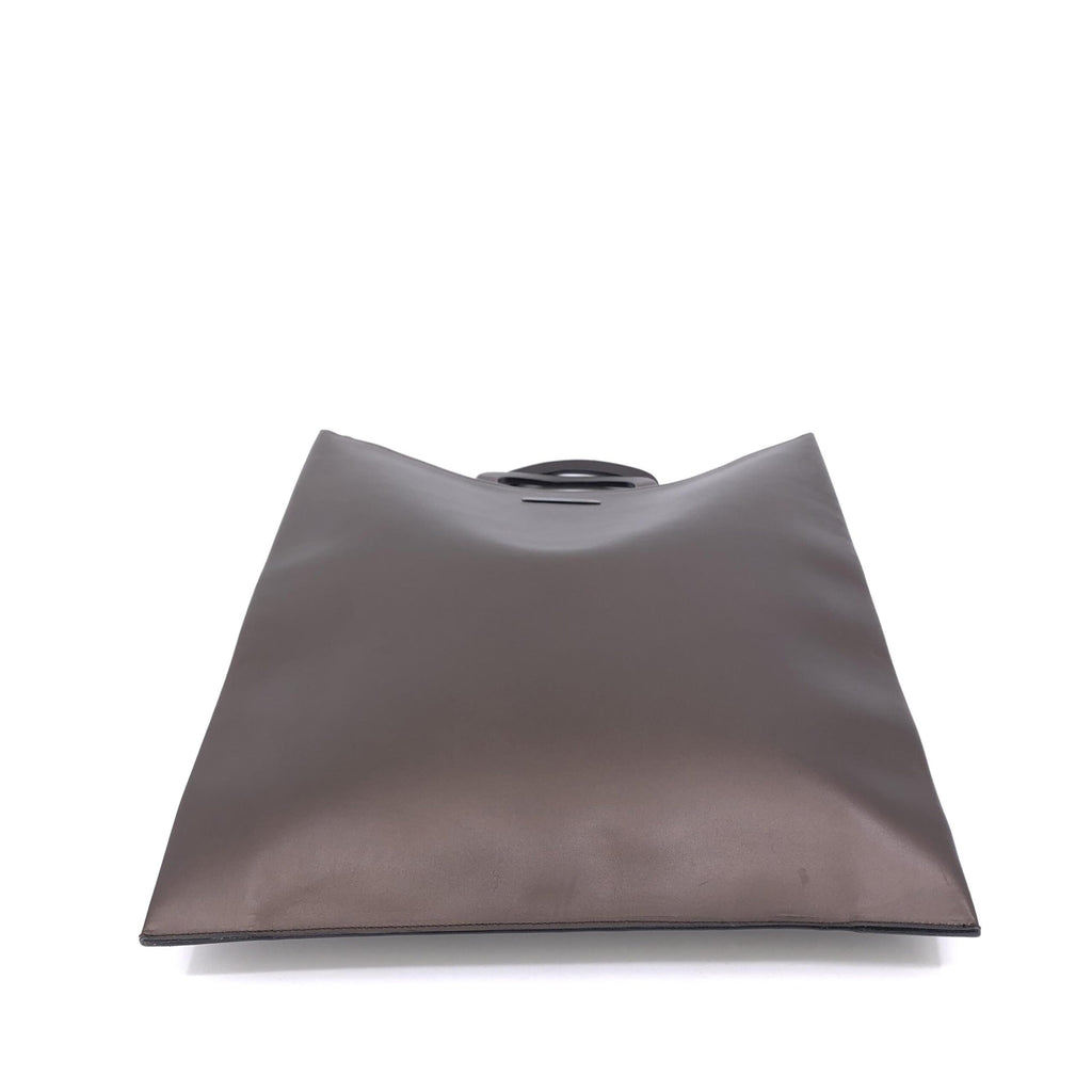 Sac à main Gucci en cuir marron avec détails élégants, parfait pour un style sophistiqué et tendance.
