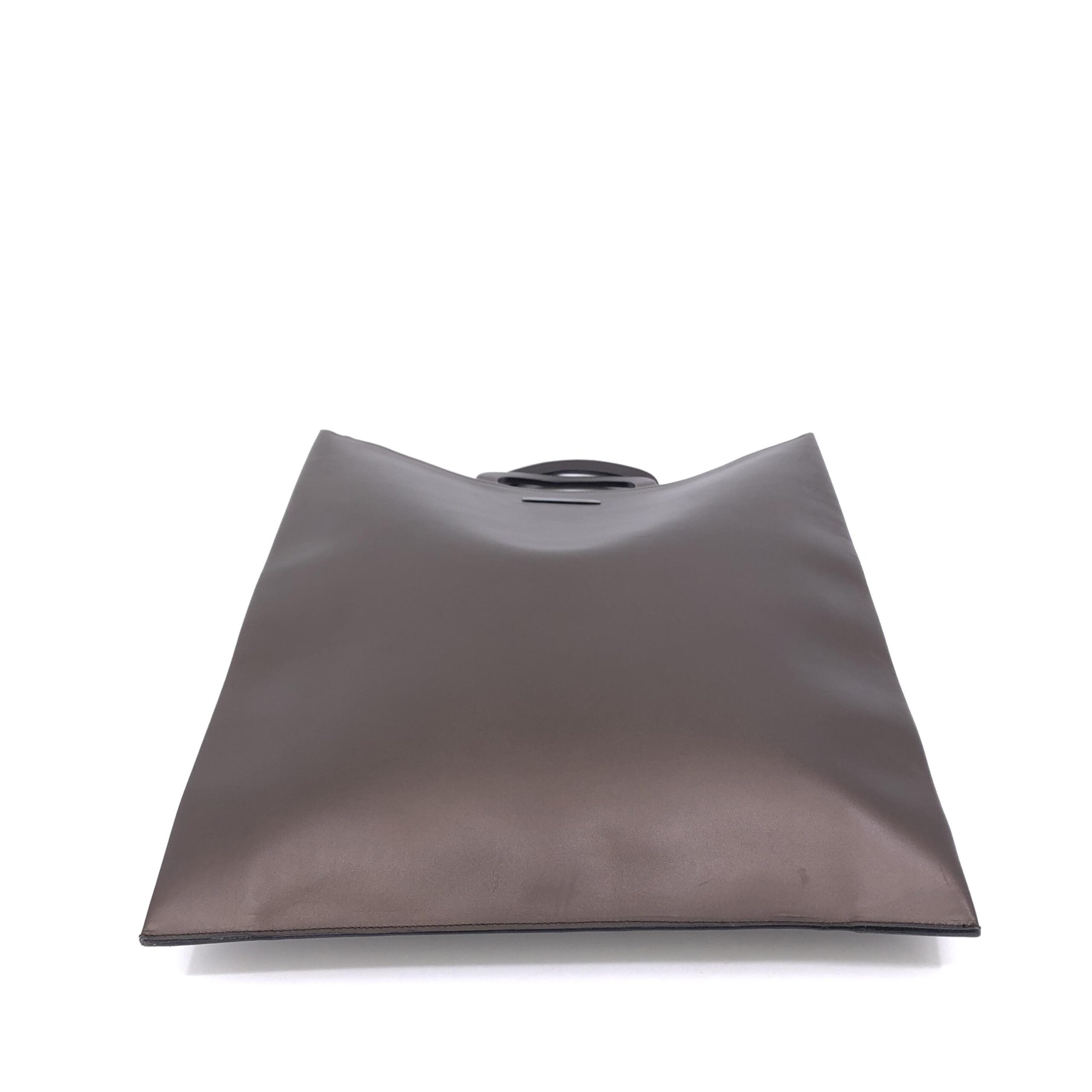 Sac à main Gucci en cuir marron avec détails élégants, parfait pour un style sophistiqué et tendance.