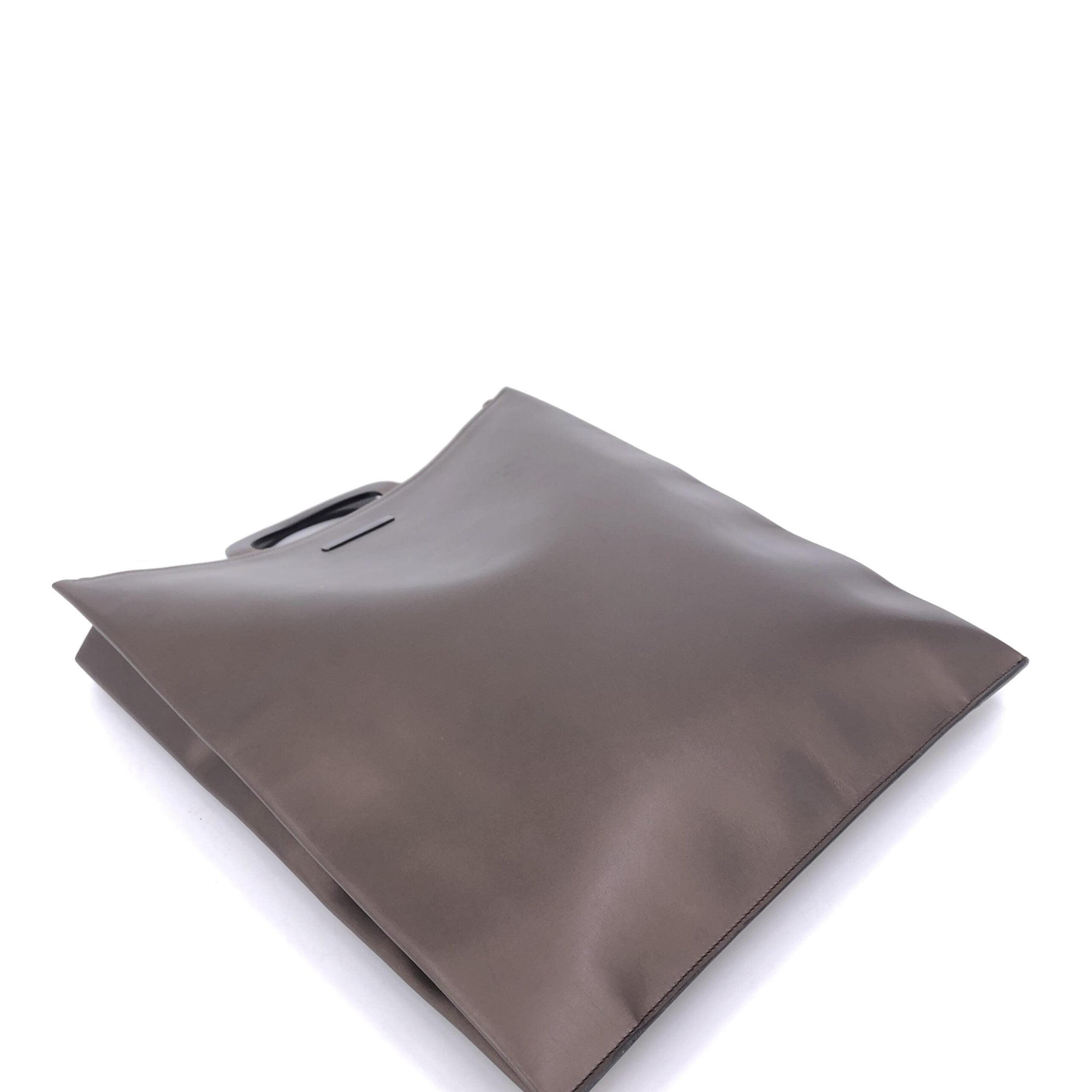 Sac à main en cuir marron Gucci avec détails élégants, visible en gros plan sur l'image.