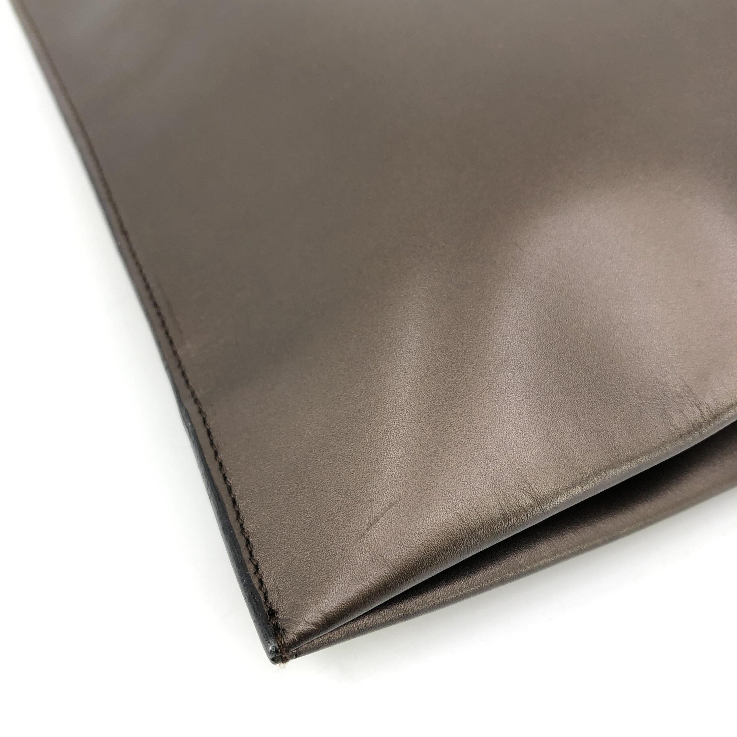 Sac à main en cuir marron Gucci, élégant et sophistiqué, avec détails gold et finition raffinée.