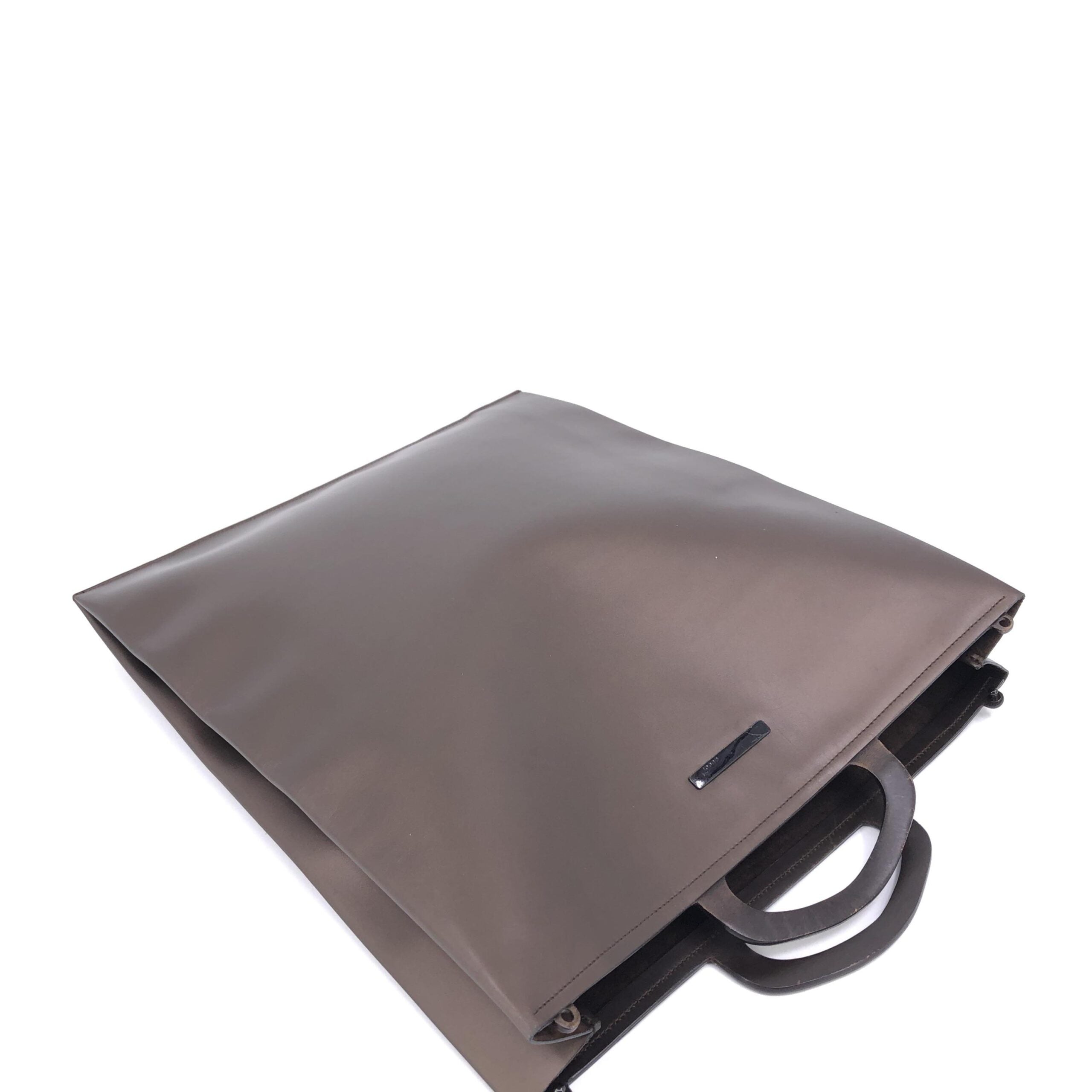Sac à main en cuir marron Gucci, élégant et sophistiqué, avec détails raffinés et design classique.