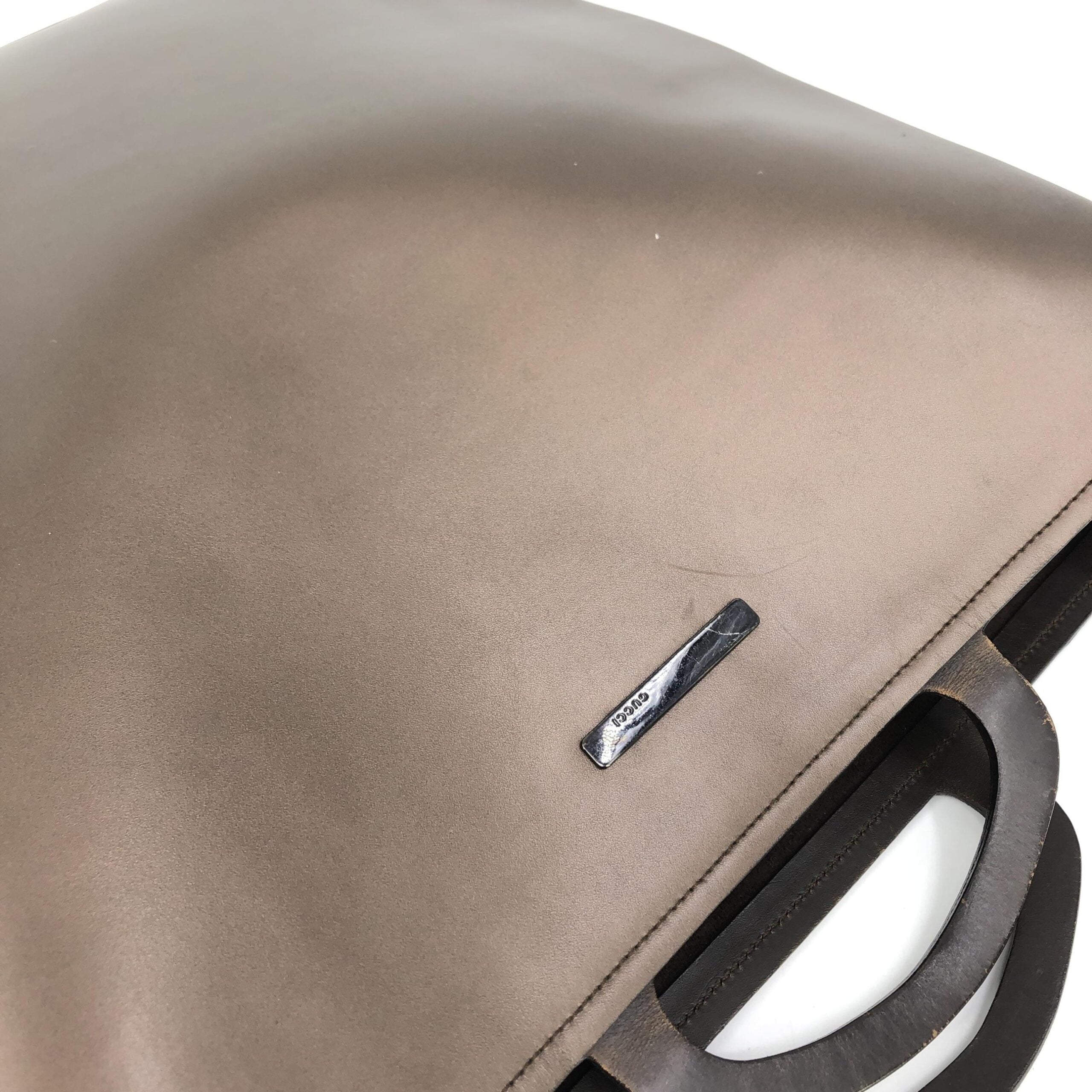Sac à main en cuir marron Gucci, élégant et sophistiqué, avec détails en cuir de haute qualité.