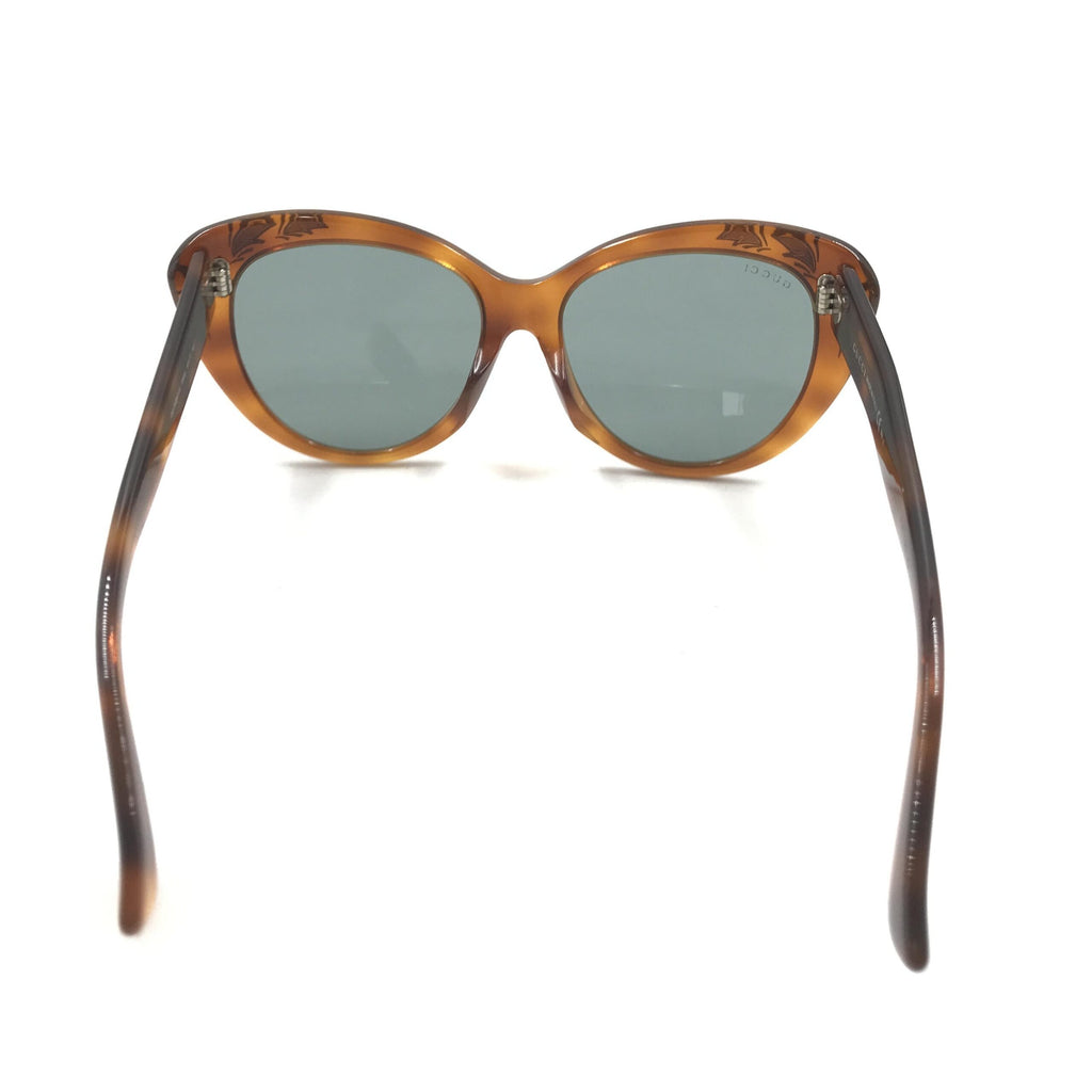 Lunettes de soleil Gucci à œil de chat avec monture en écaille de tortue, design élégant et tendance.