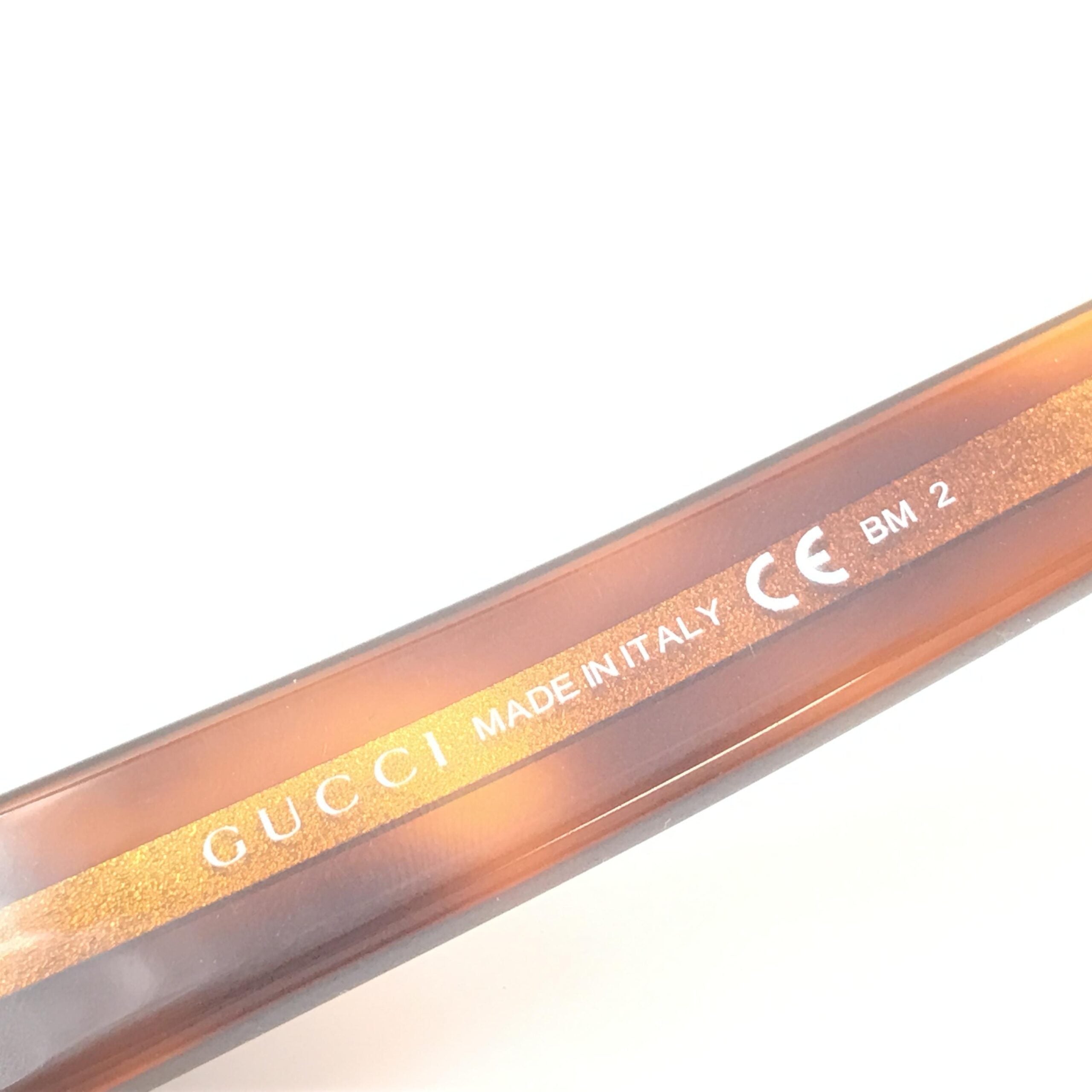 Lunettes de soleil Gucci cat eye à monture écaille de tortue, style élégant et sophistiqué pour un look tendance.