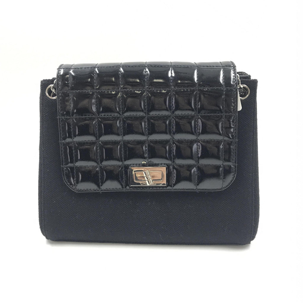 Sac Chanel en cuir verni chocolat avec bandoulière, élégant sac à main en cuir brillant et style sophistiqué.