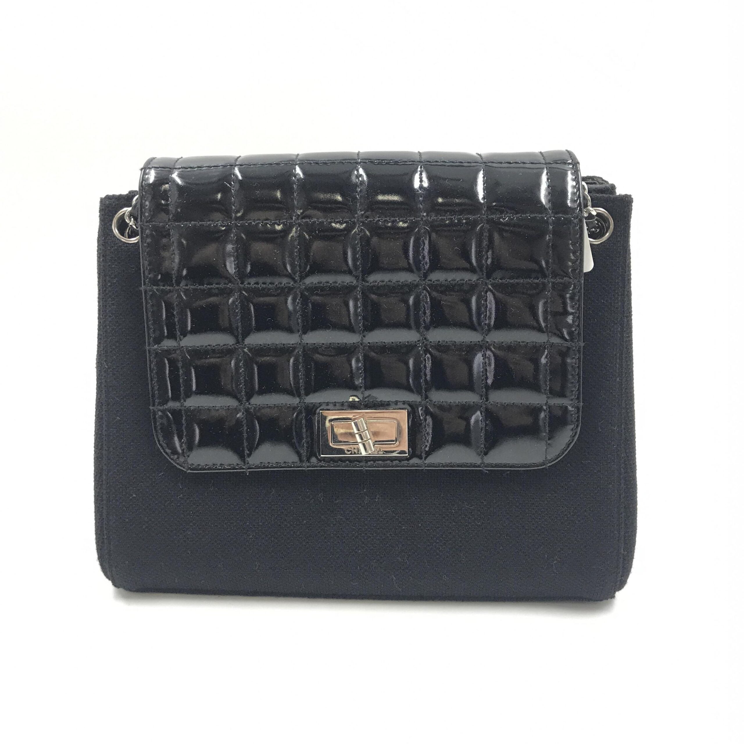Sac Chanel en cuir verni chocolat avec bandoulière, élégant sac à main en cuir brillant et style sophistiqué.