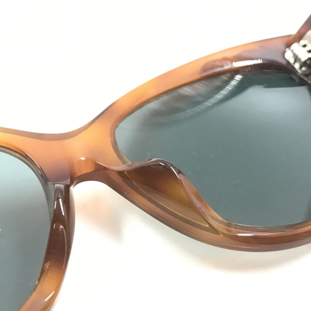 Lunettes de soleil Gucci cat eye à monture écaille de tortue, style élégant et tendance, pour un look sophistiqué.