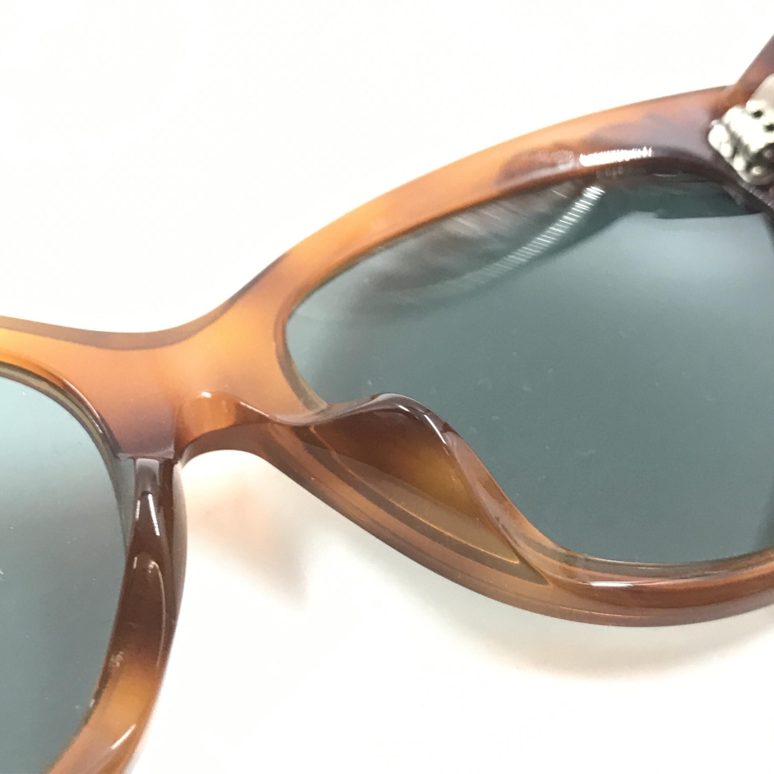 Lunettes de soleil Gucci cat eye à monture écaille de tortue, style élégant et tendance, pour un look sophistiqué.