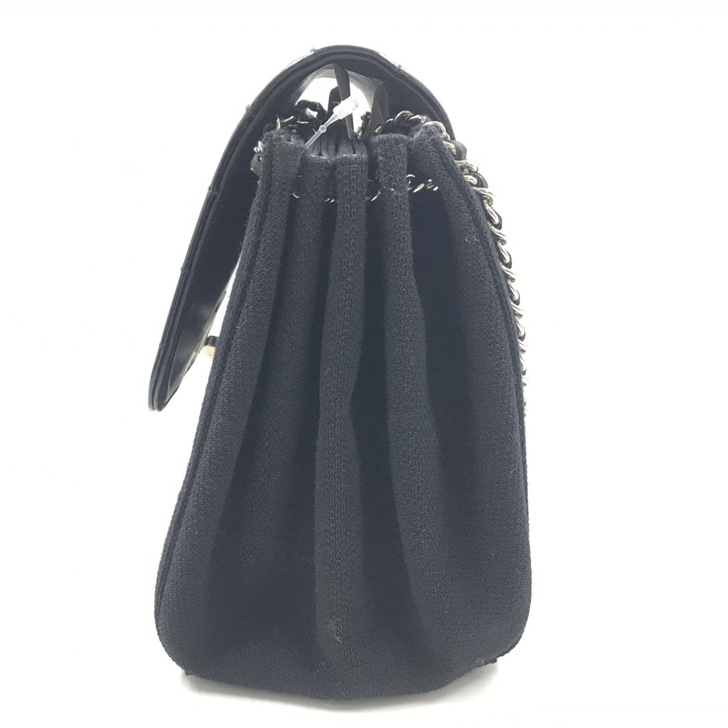 Sac à bandoulière Chanel en cuir verni chocolat, élégant et sophistiqué, avec logo emblématique et finition brillante.