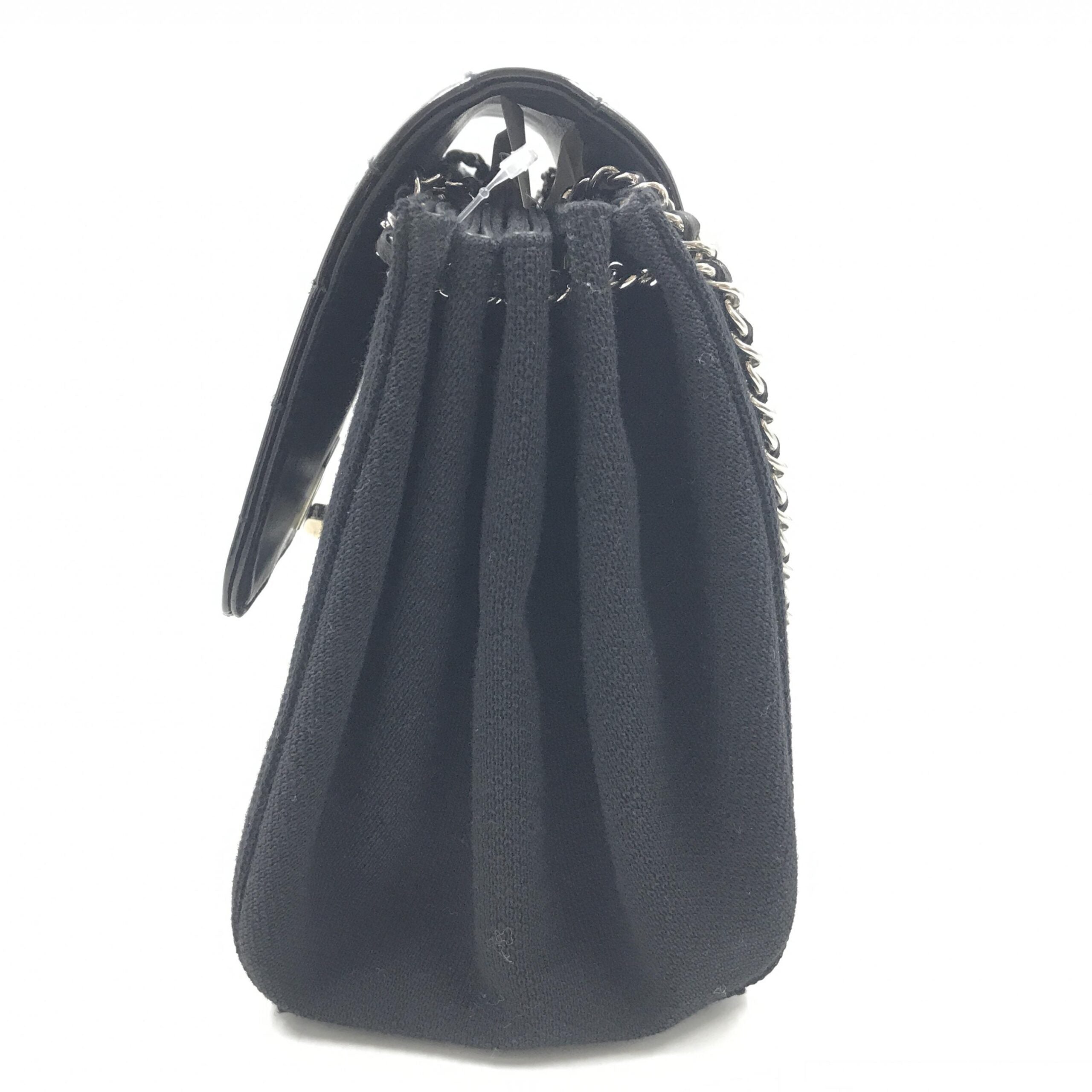 Sac à bandoulière Chanel en cuir verni chocolat, élégant et sophistiqué, avec logo emblématique et finition brillante.