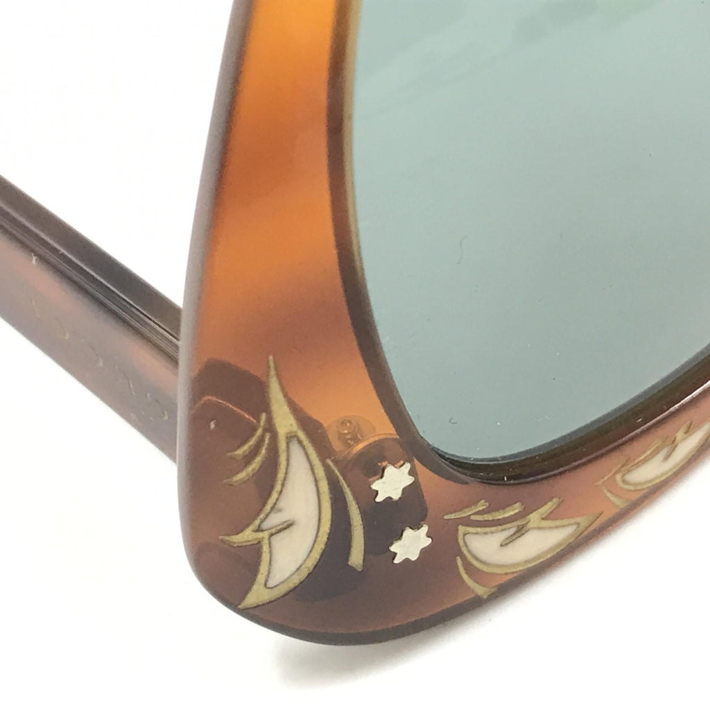 Lunettes de soleil Gucci à forme cat eye avec monture en écaille de tortue, style élégant et sophistiqué.