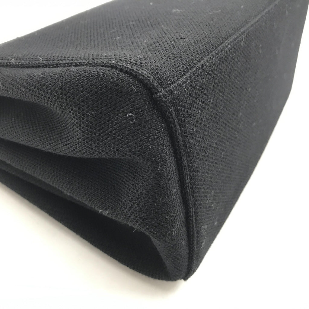 Sac Chanel en cuir verni chocolat, bandoulière épaule, style élégant et sophistiqué, vue de face sur fond blanc.