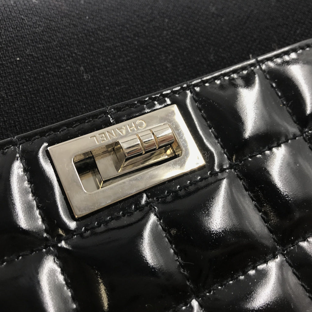 Sac Chanel en cuir verni chocolat, sac à bandoulière élégant avec logo emblématique, vue de face.