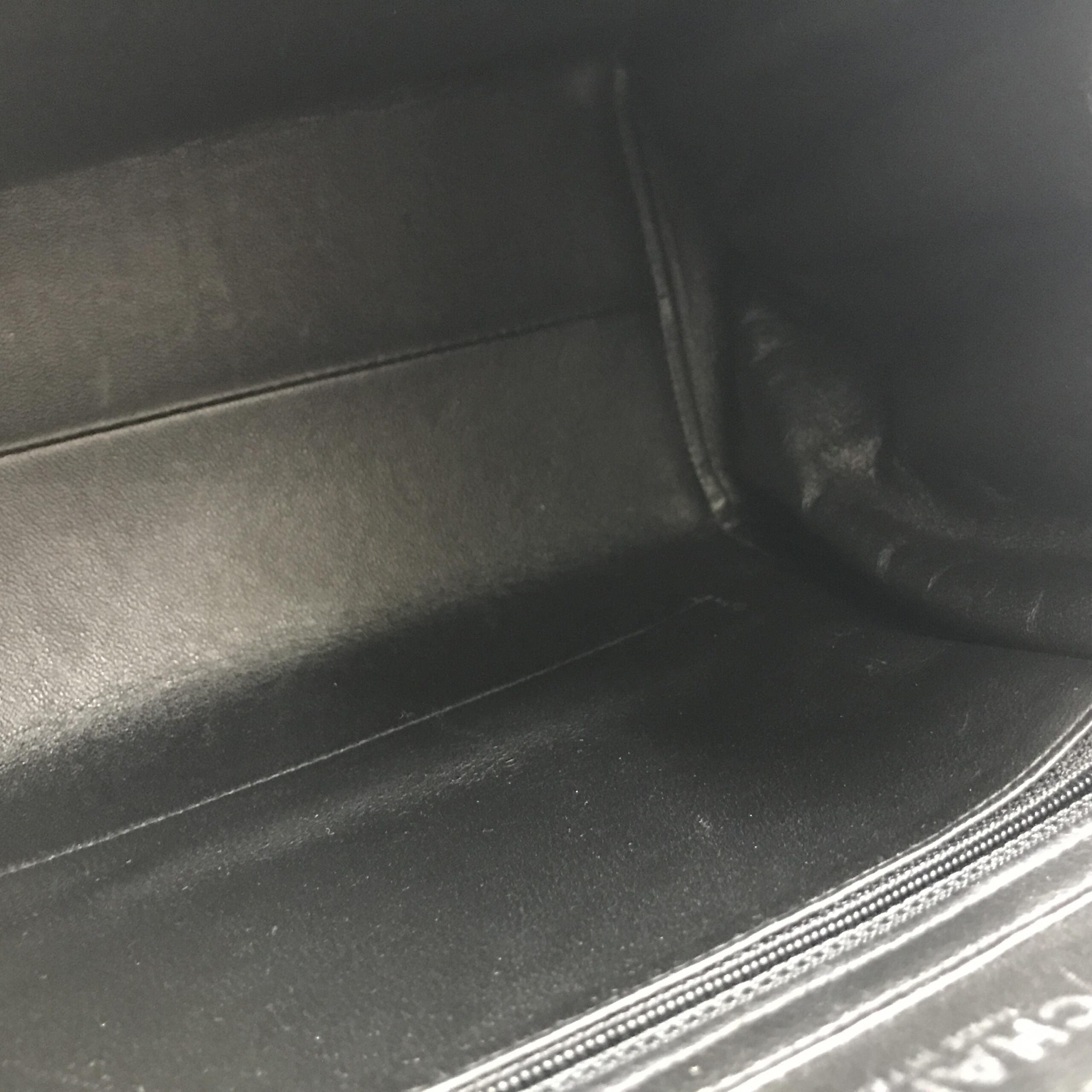 Sac Chanel en cuir verni chocolat avec bandoulière, élégant sac à épaule en cuir patent pour femmes.