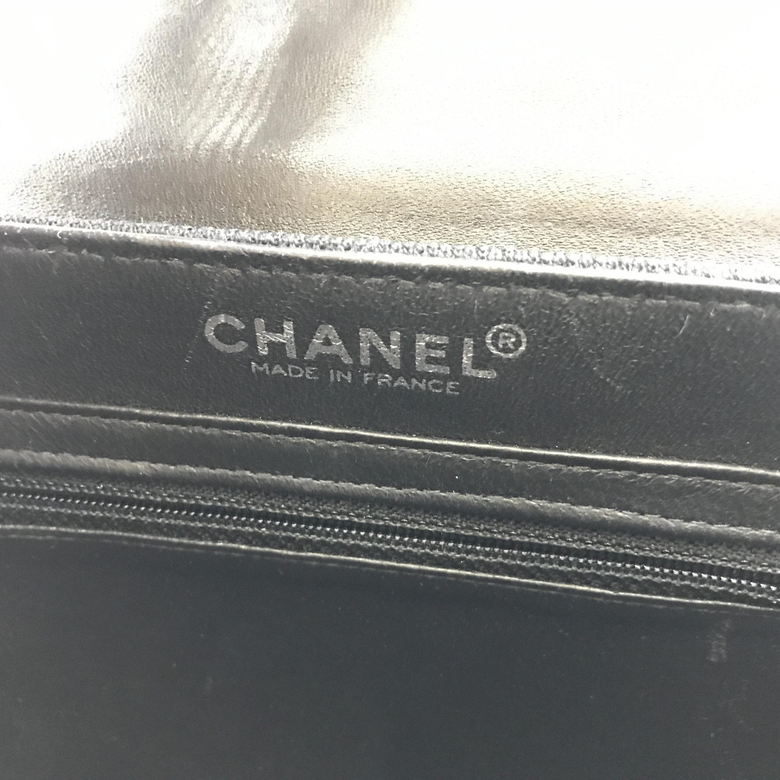 Sac Chanel en cuir verni marron chocolat avec bandoulière, style élégant et sophistiqué, vue de face.