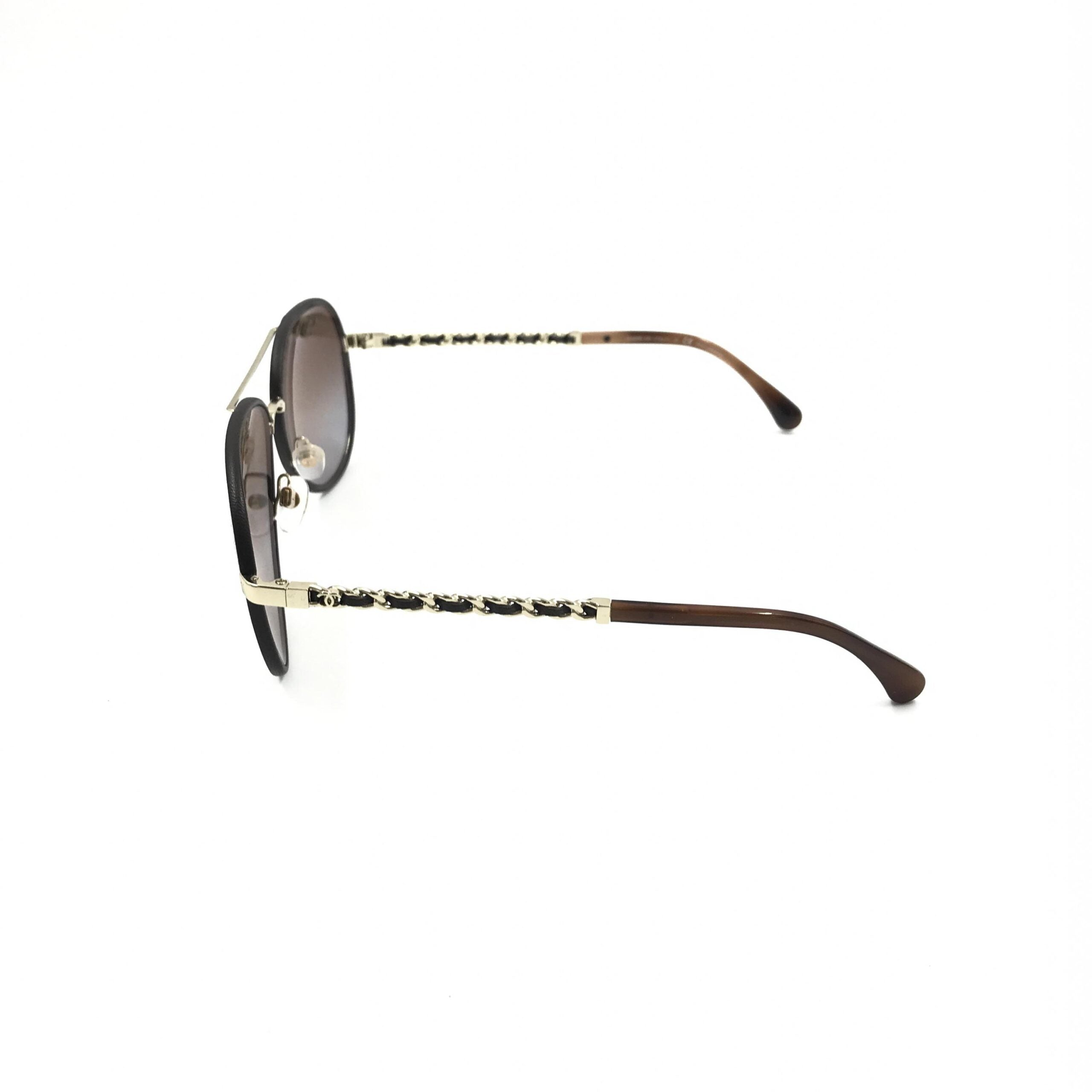 Lunettes de soleil aviateur Chanel dorées et noires avec verres polarisés, style élégant et tendance.
