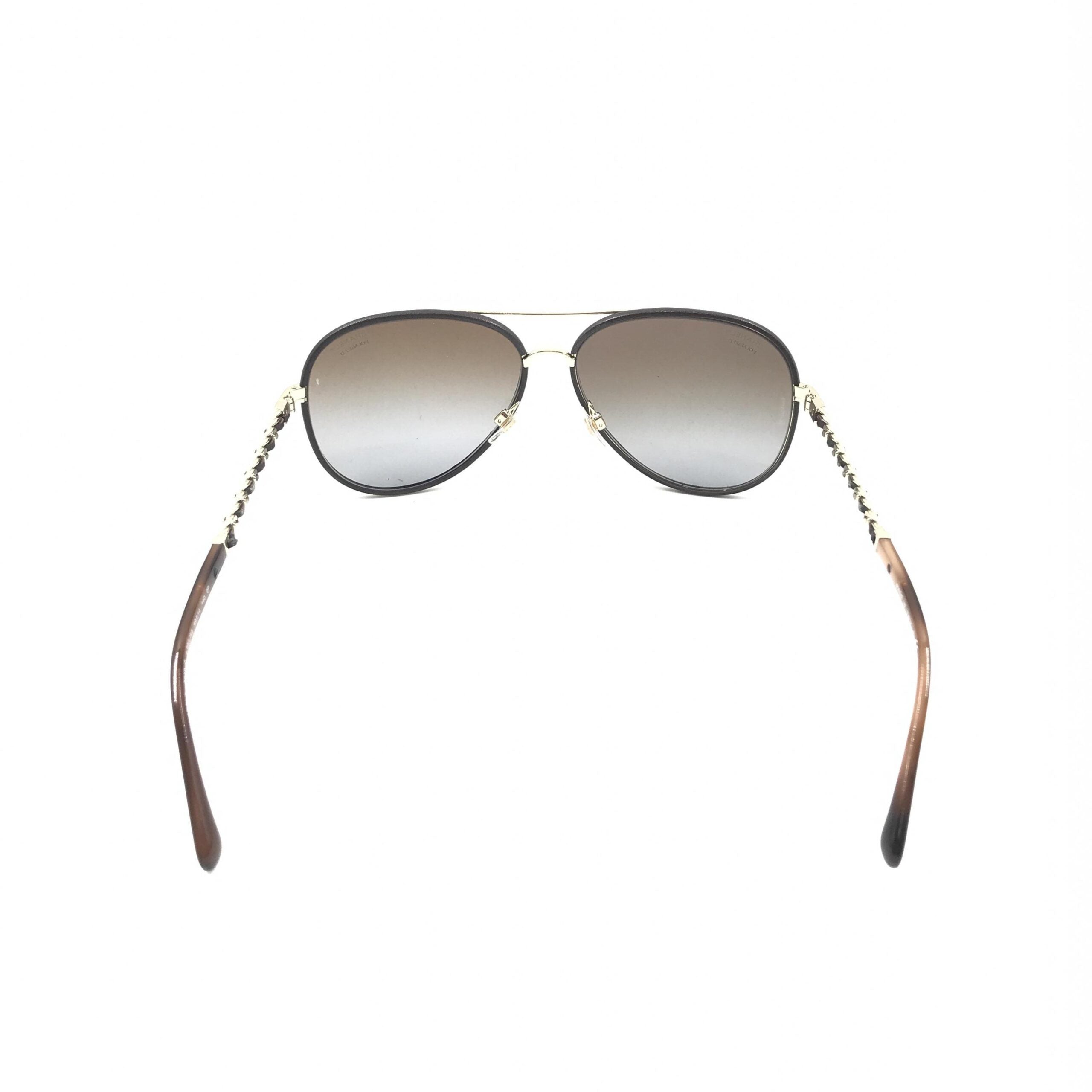 Lunettes de soleil aviator Chanel dorées et noires avec verres polarisés, style élégant et moderne.