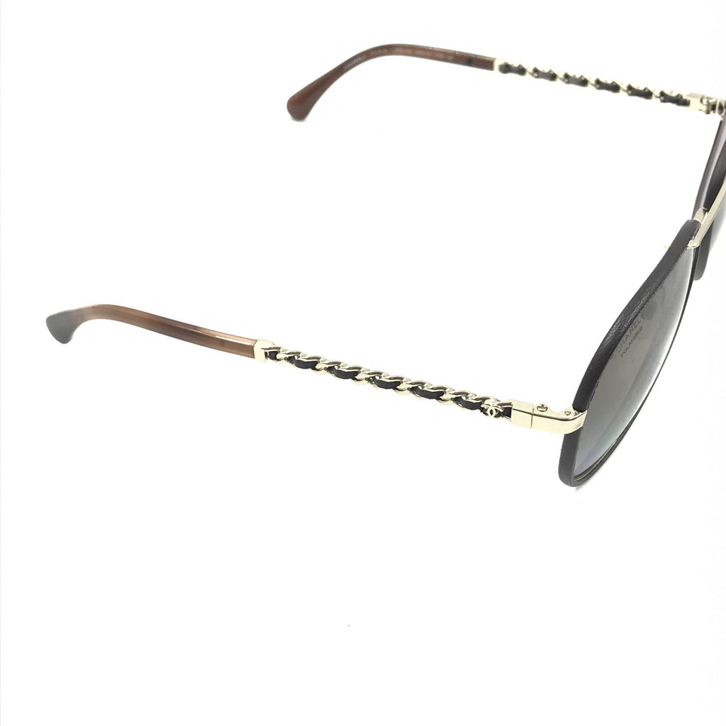 Lunettes de soleil aviator Chanel dorées et noires avec verres polarisés, style élégant et moderne pour homme ou femme.