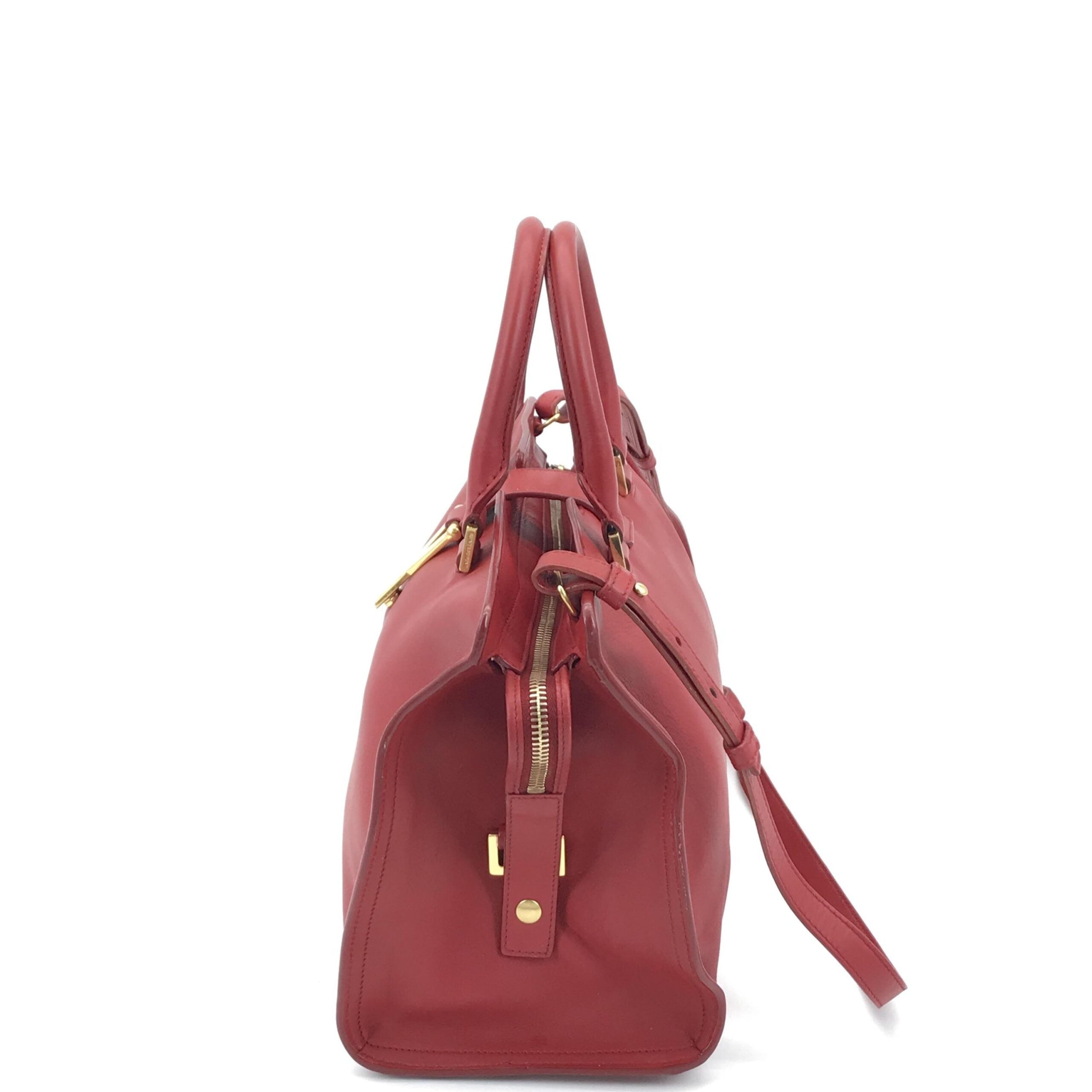 Sac à main en cuir Saint Laurent avec logo Y, finition élégante et design sophistiqué visible dans l'image.