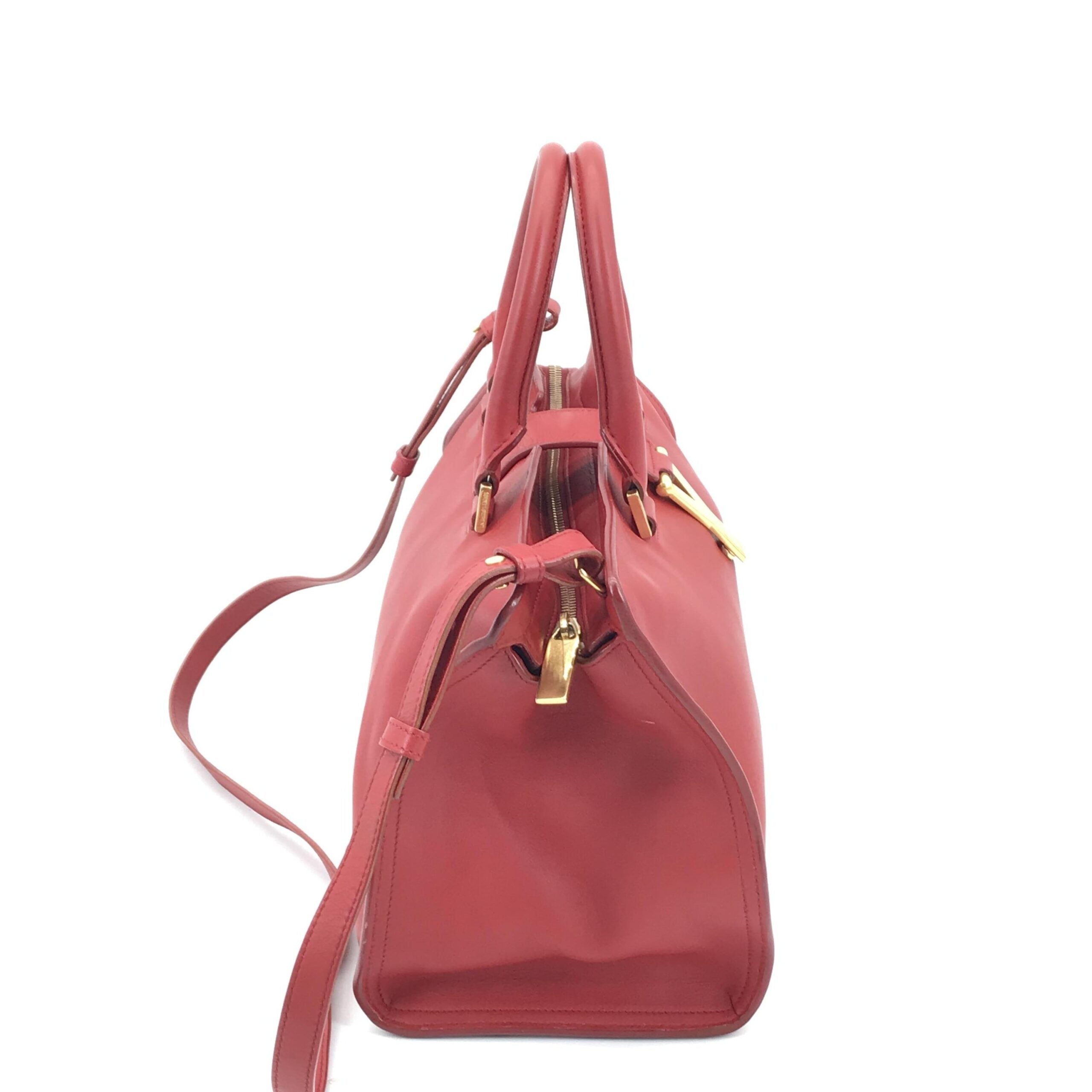 Sac à main en cuir Saint Laurent avec logo Y emblématique, finition élégante et design sophistiqué visible sur l’image.
