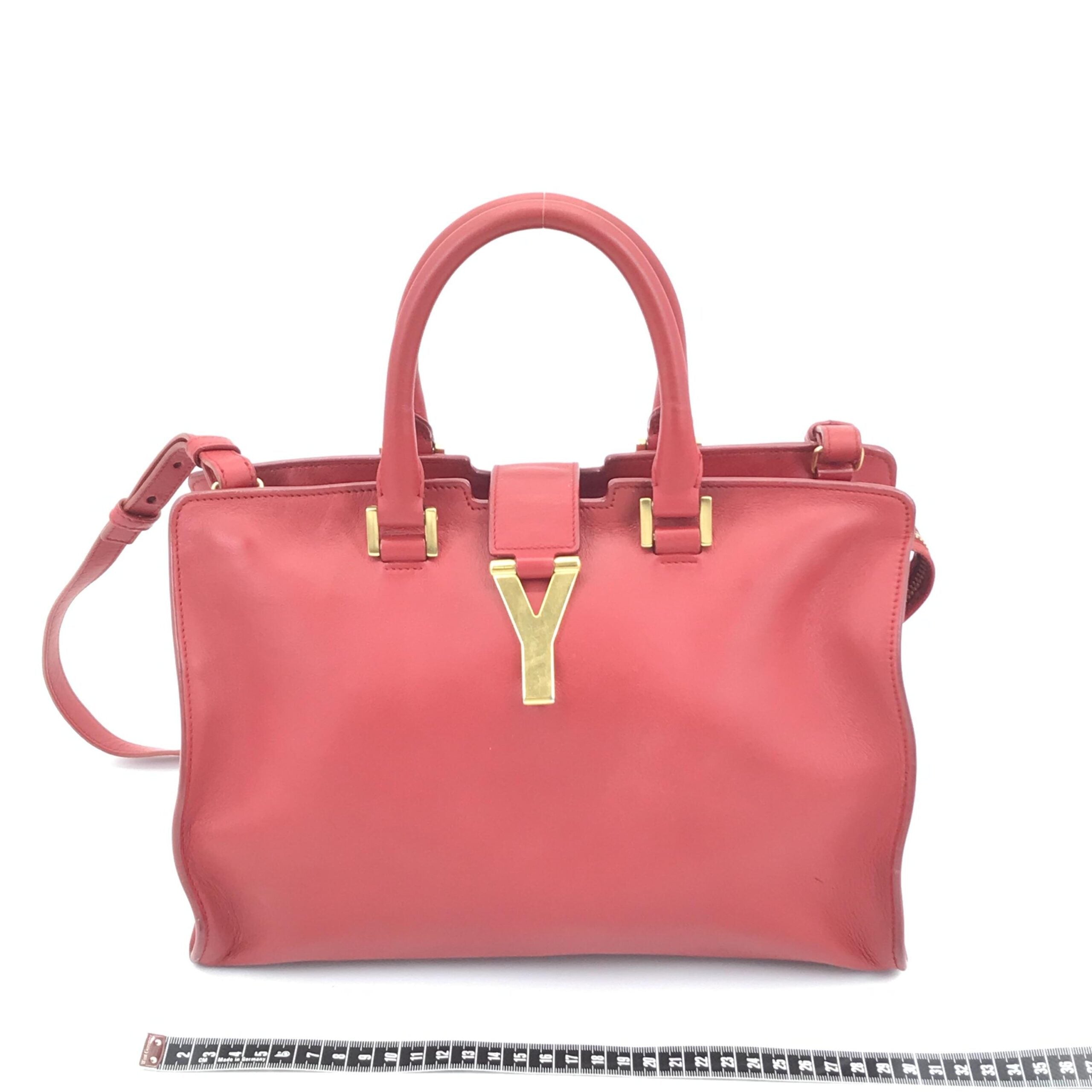 Sac à main en cuir Saint Laurent avec logo Y, élégant et sophistiqué, visible avec détails du cuir noir et logo doré.