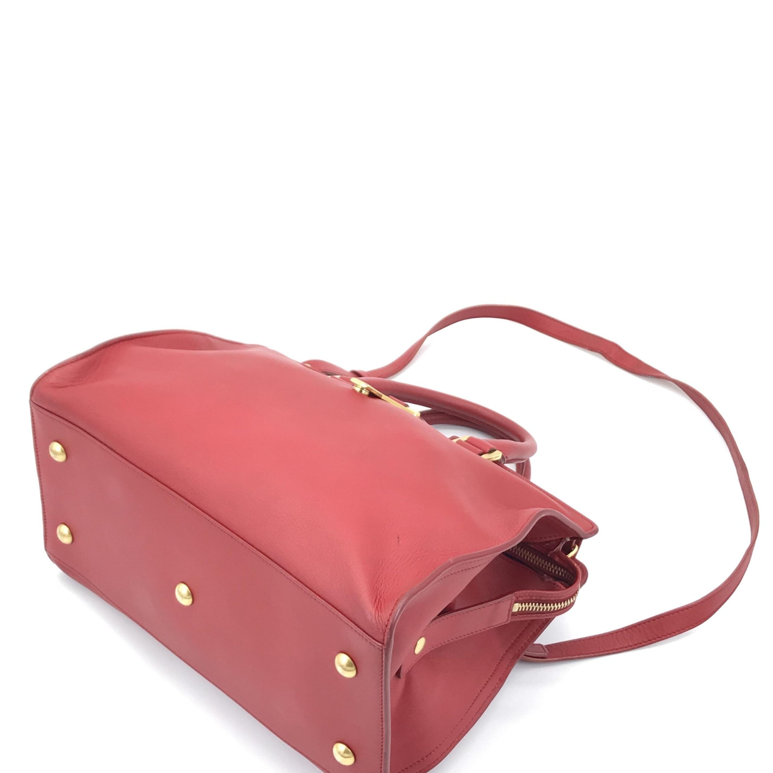 Sac à main en cuir Saint Laurent avec logo Y, finition élégante et design sophistiqué, visible avec détails en cuir noir.