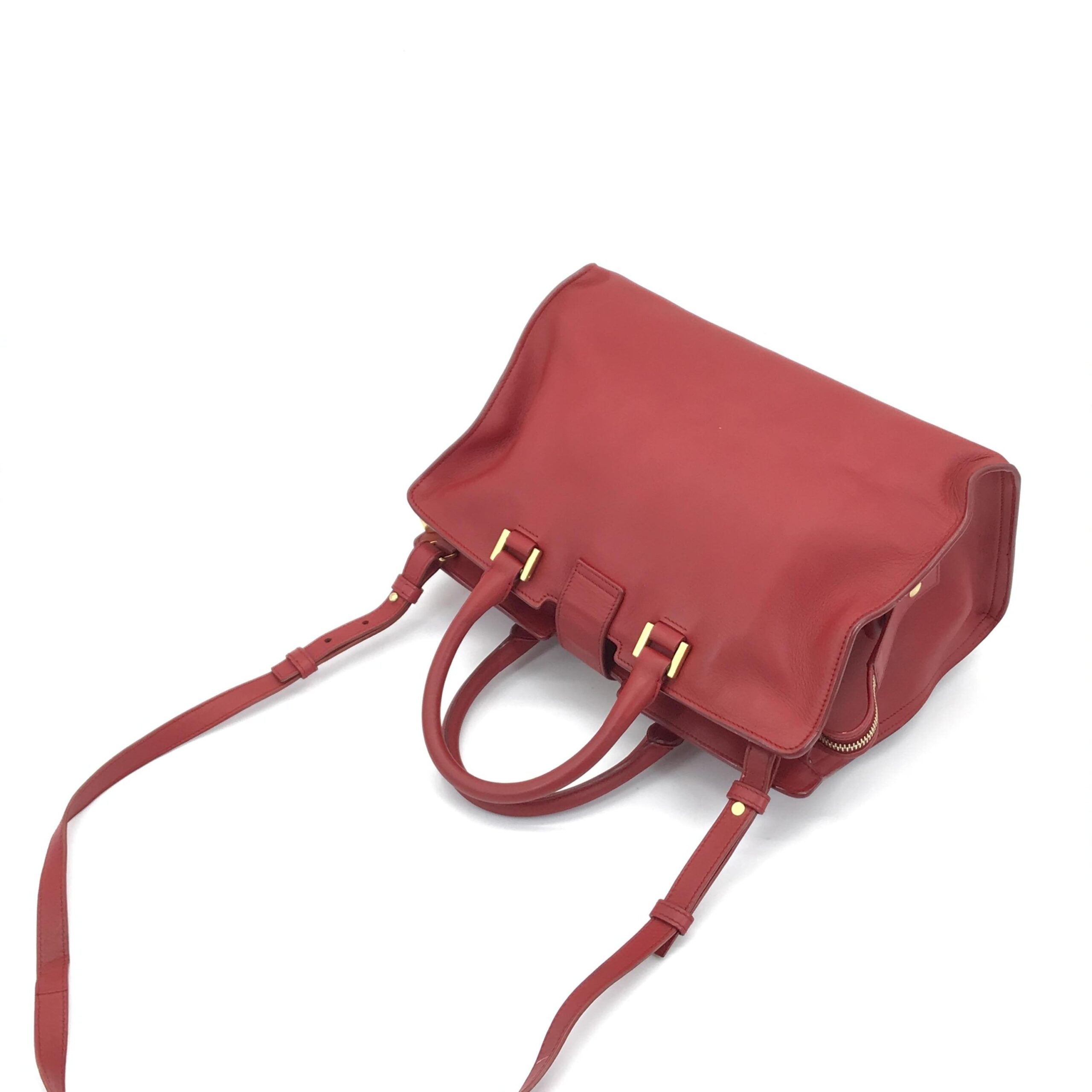 Sac à main en cuir Saint Laurent avec logo Y, élégant et sophistiqué, visible en détail dans l'image.