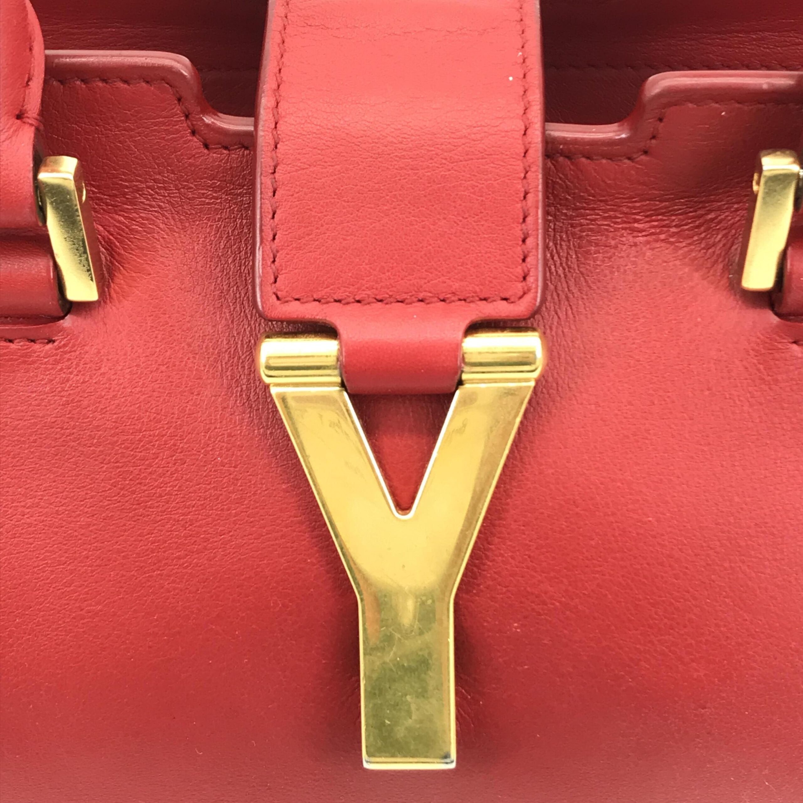 Sac à main en cuir Saint Laurent avec logo Y visible, élégant et sophistiqué, avec détails en cuir noir et finition soignée.