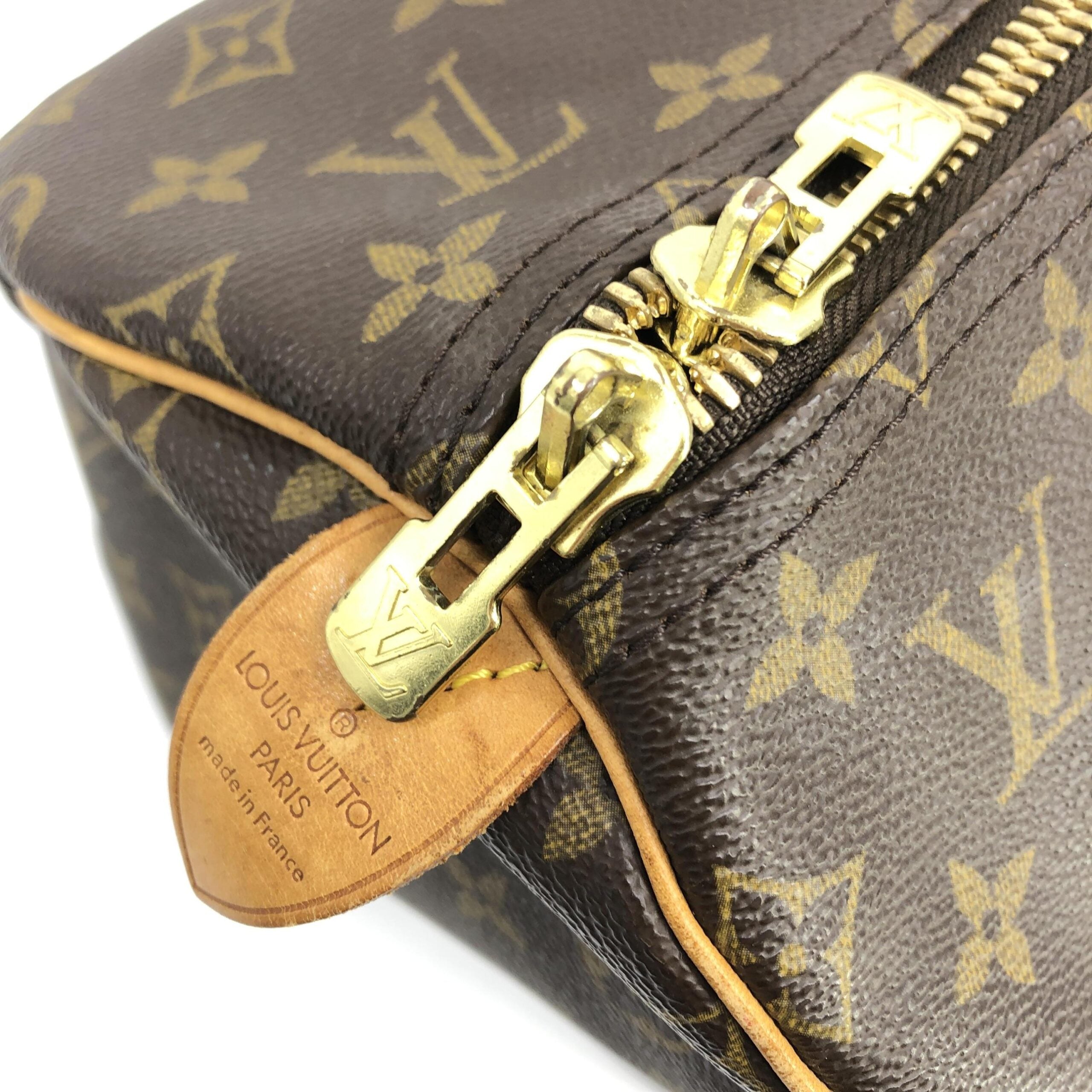 Sac Louis Vuitton Keepall 55 en toile monogramme avec poignées en cuir et fermeture éclair, vue de face.