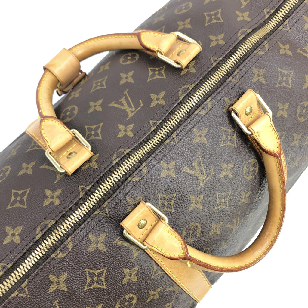 Sac Louis Vuitton Keepall 55 en toile Monogram avec poignée en cuir et zip, vue de face.