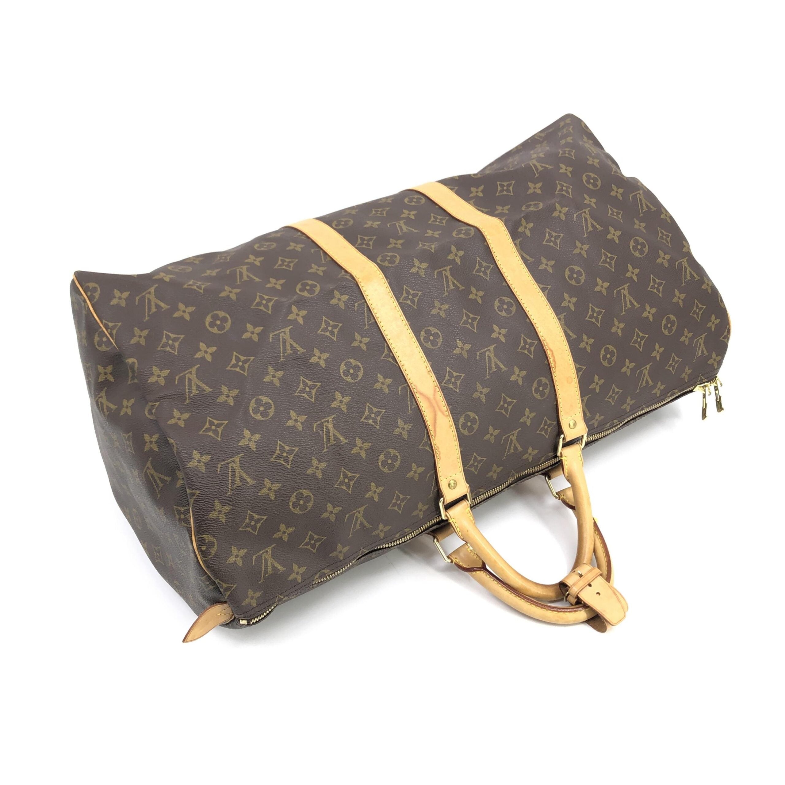 Sac Louis Vuitton Keepall 55 en toile monogramme avec poignées en cuir et fermeture éclair, vue de face.