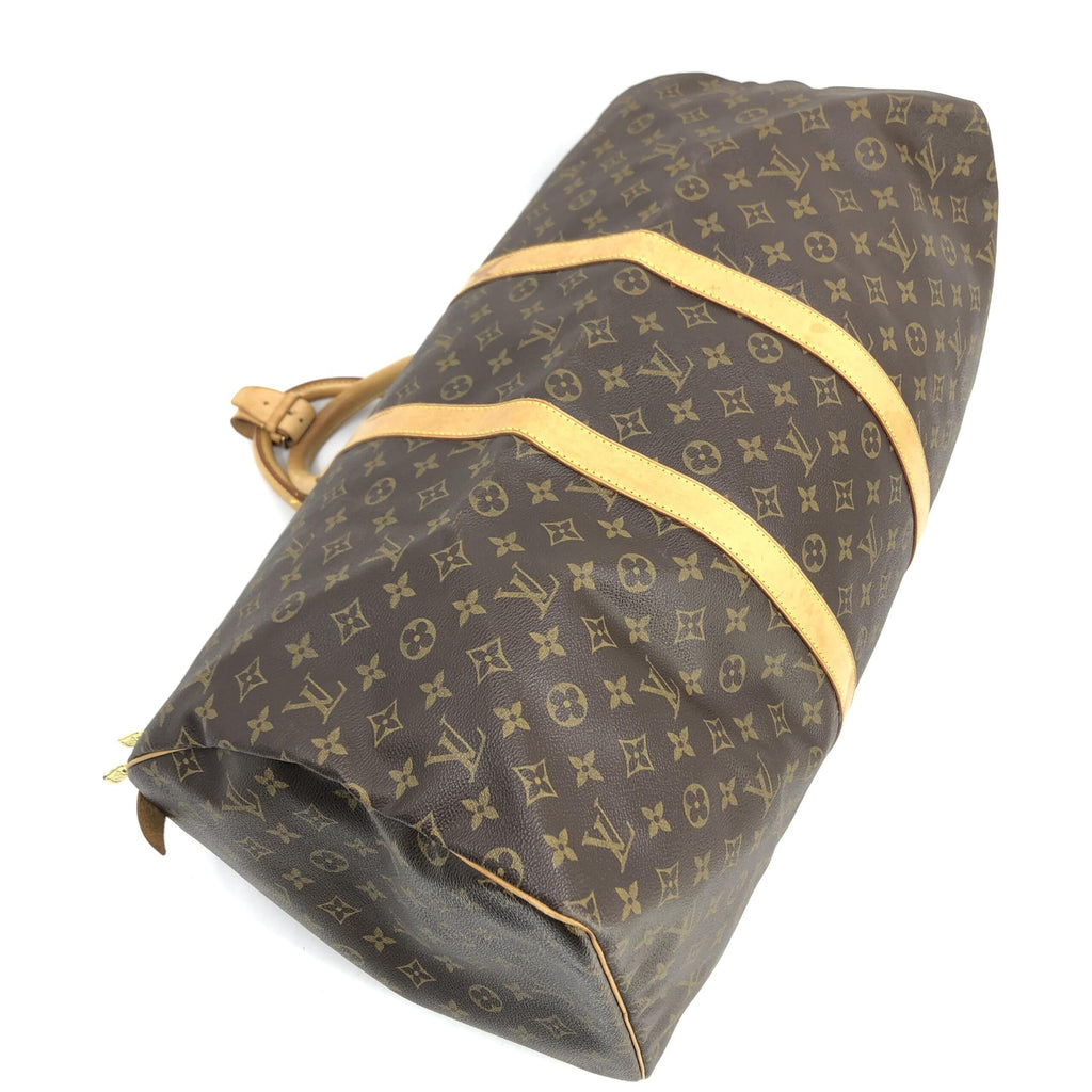 Sac Louis Vuitton Keepall 55 en toile monogramme avec poignées en cuir et fermeture éclair, vue de face.