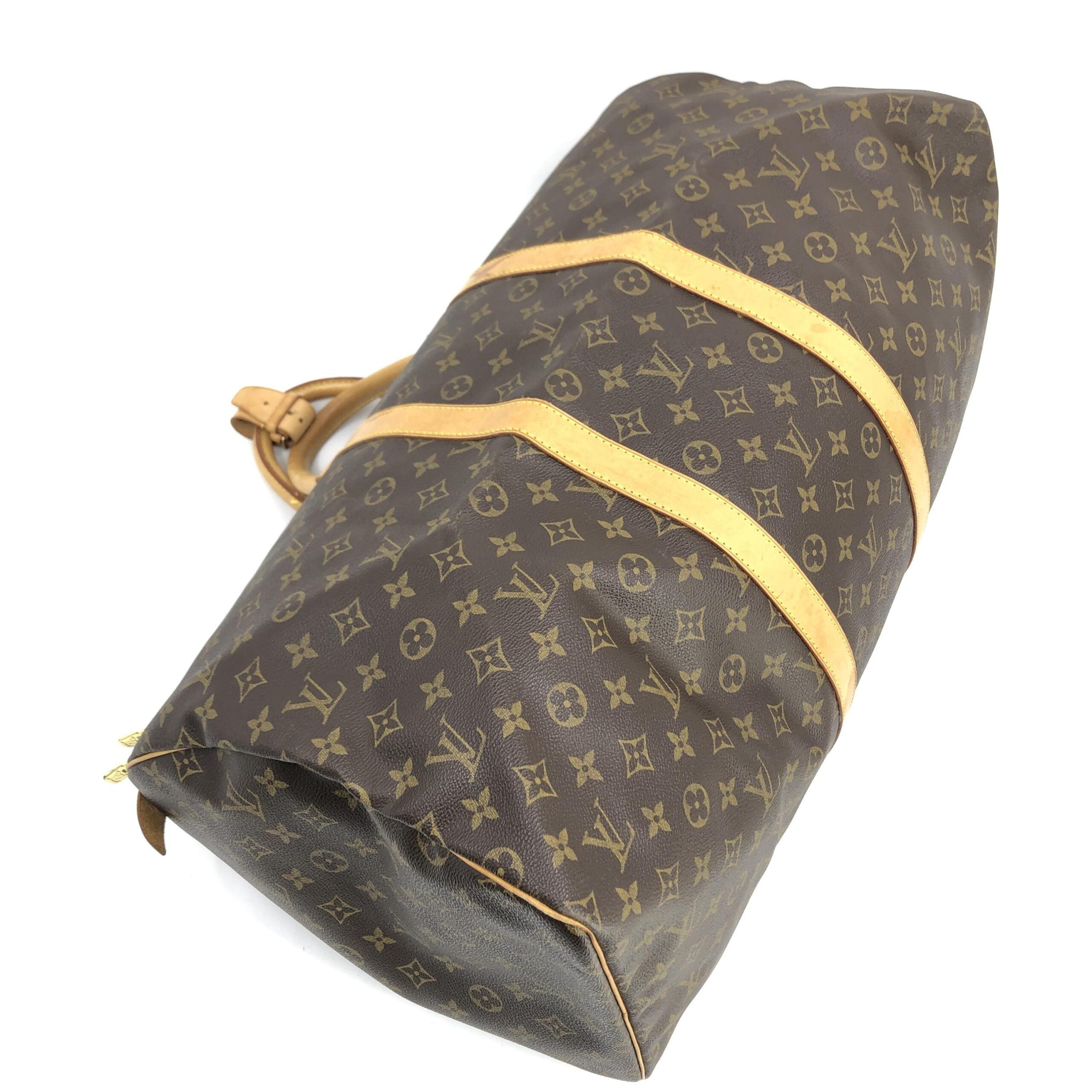 Sac Louis Vuitton Keepall 55 en toile monogramme avec poignées en cuir et fermeture éclair, vue de face.
