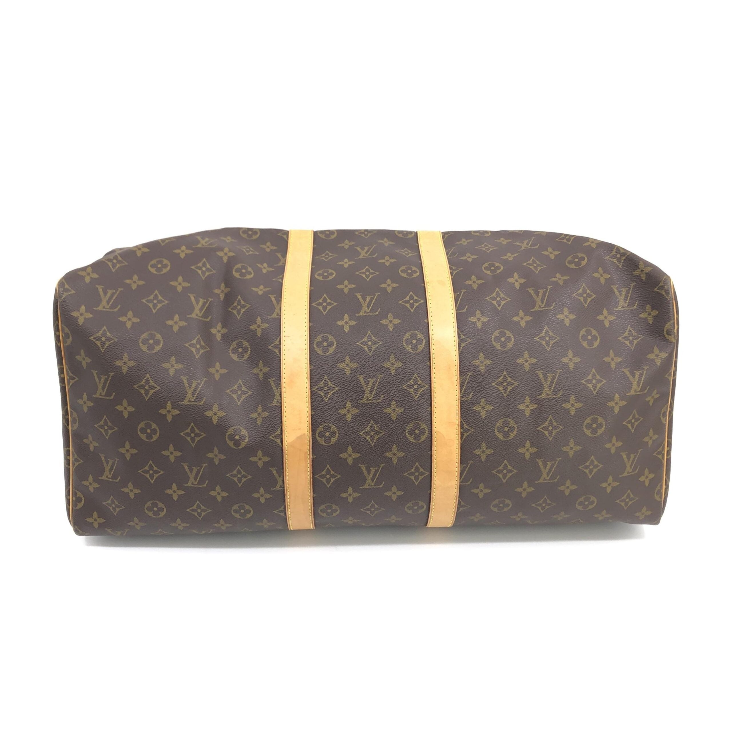 Sac à main Louis Vuitton Keepall 55 en monogramme, avec bandoulière et fermeture zippée visible sur l'image.