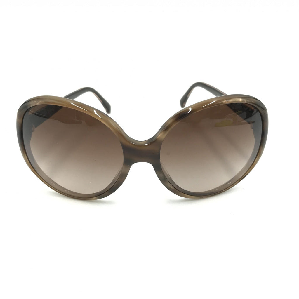Lunettes de soleil oversized Chanel avec dégradé brun, monture élégante et moderne, protection UV, style sophistiqué.