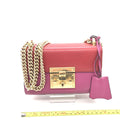 Sac à bandoulière Gucci avec cadenas en rose, sac crossbody élégant en cuir avec détails de marque.