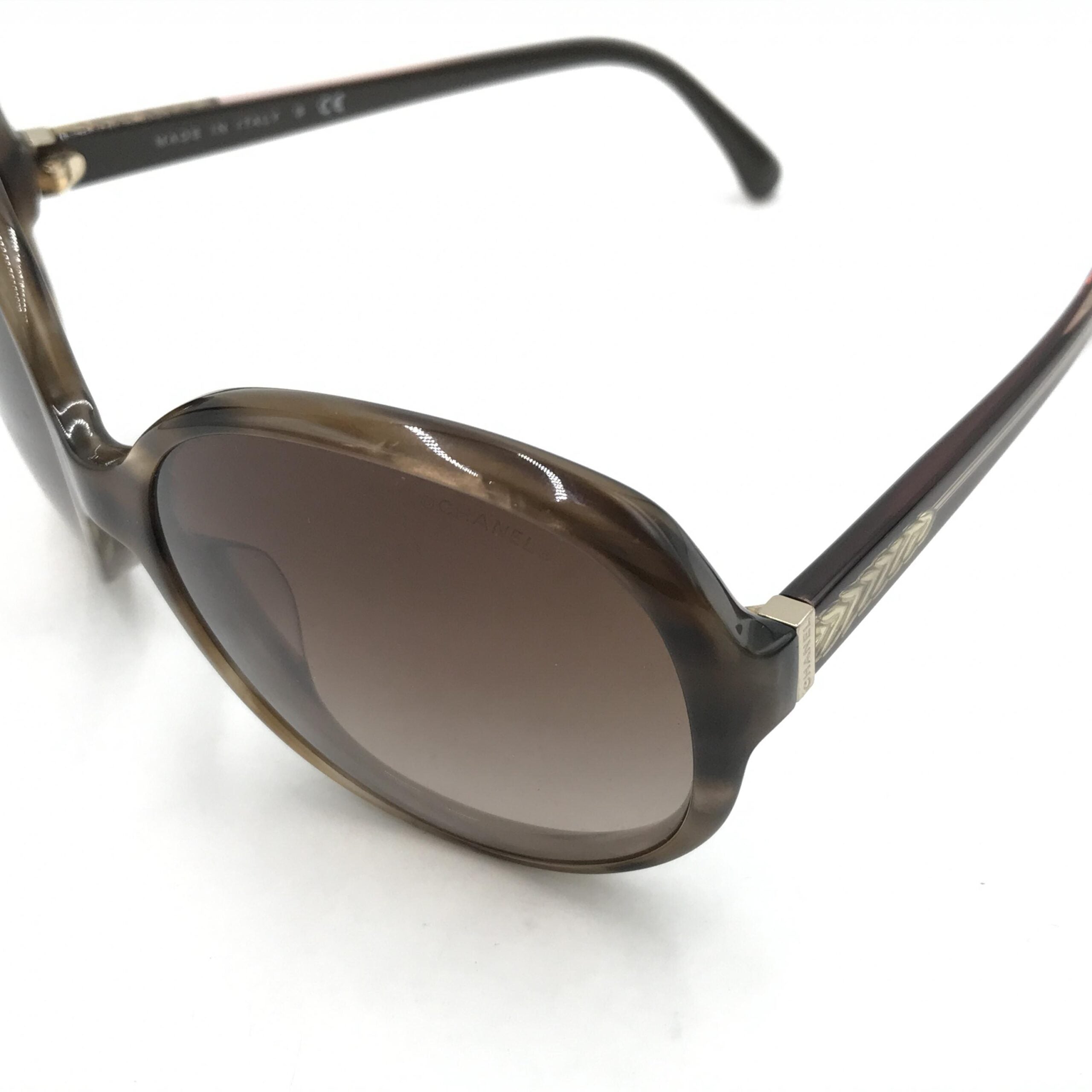 Lunettes de soleil oversize Chanel avec dégradé brun, monture élégante et moderne, parfaites pour un style sophistiqué.