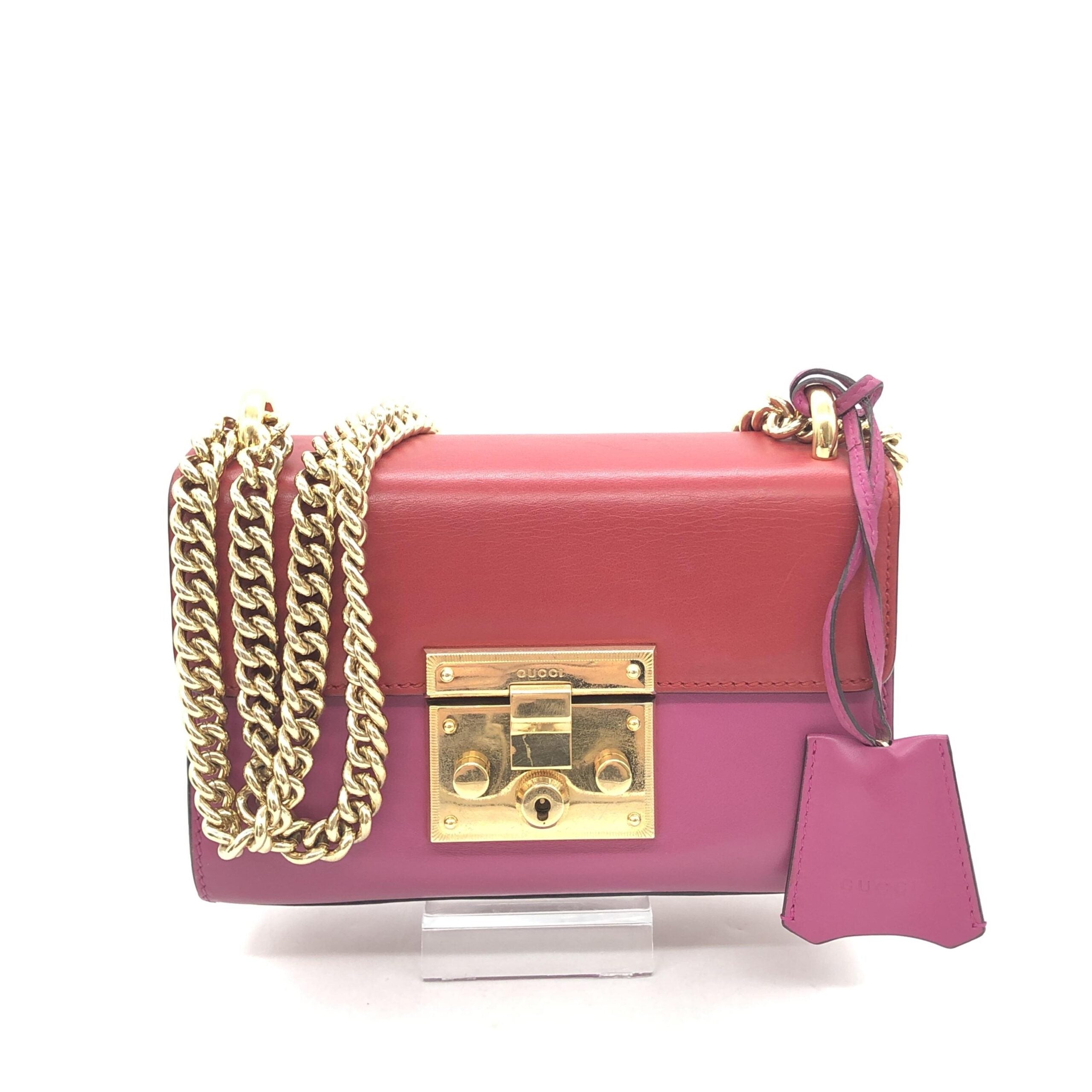 Sac bandoulière Gucci Padlock en rose avec serrure signature, affichant un design élégant et sophistiqué.