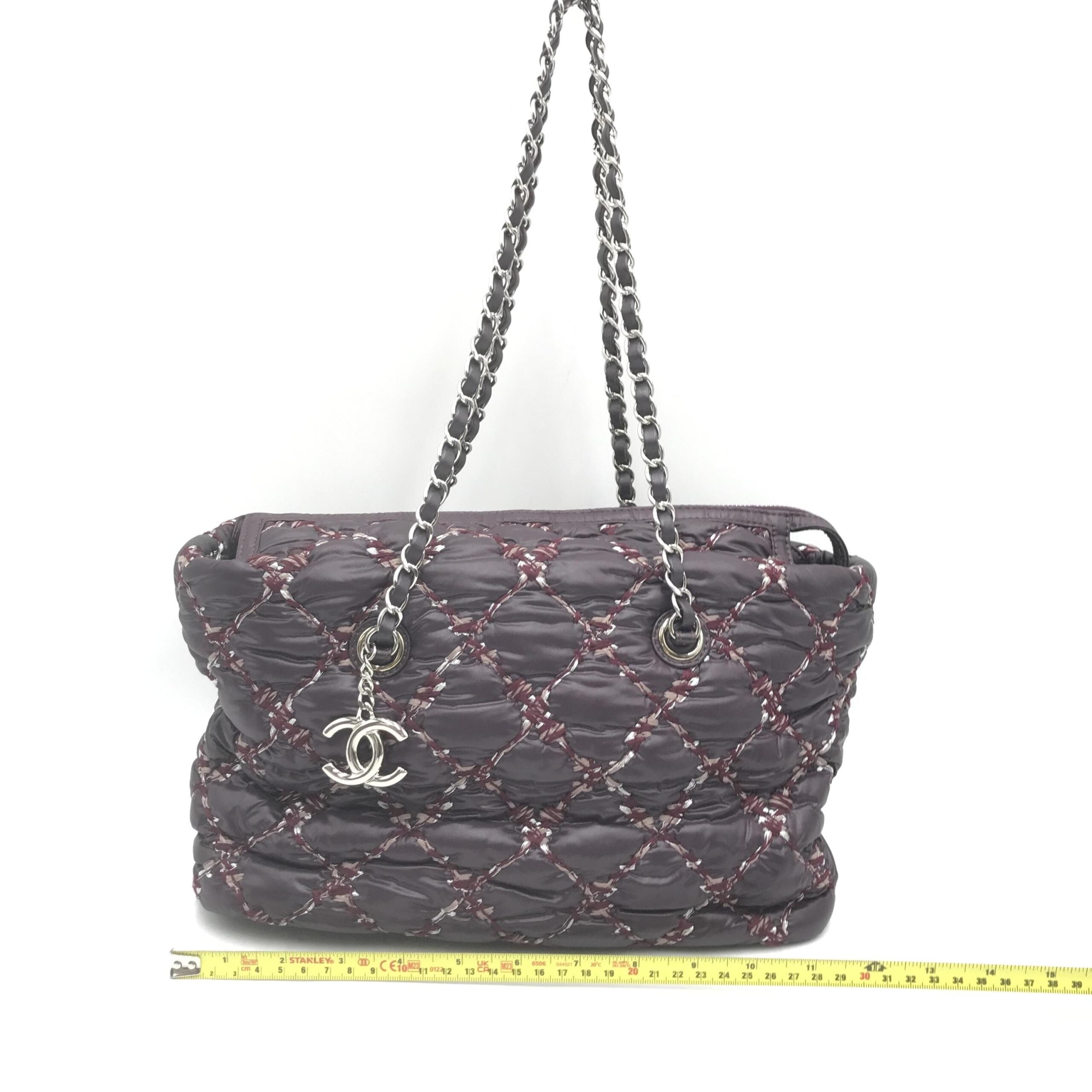 Sac à bandoulière Chanel Paris-Byzance en nylon violet avec chaîne élégante, design sophistiqué et logo Chanel visible.