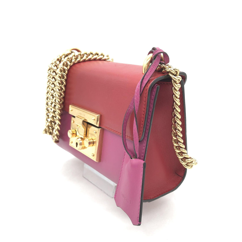 Sac à main Gucci à bandoulière, sacoche croisée en cuir rose avec cadenas emblématique, pour femme.