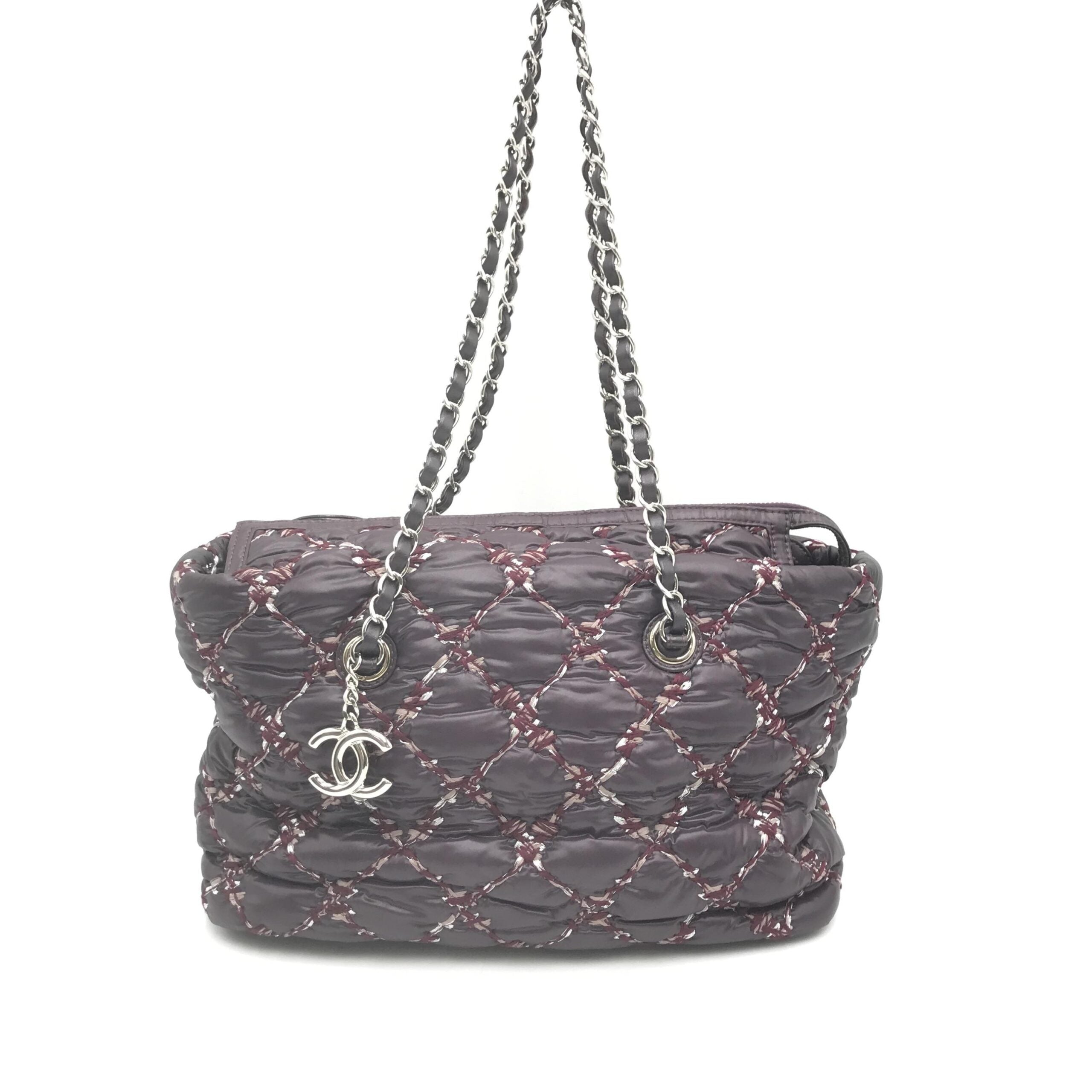 Sac Chanel Paris-Byzance en nylon violet avec chaîne, sac à bandoulière élégant et tendance.