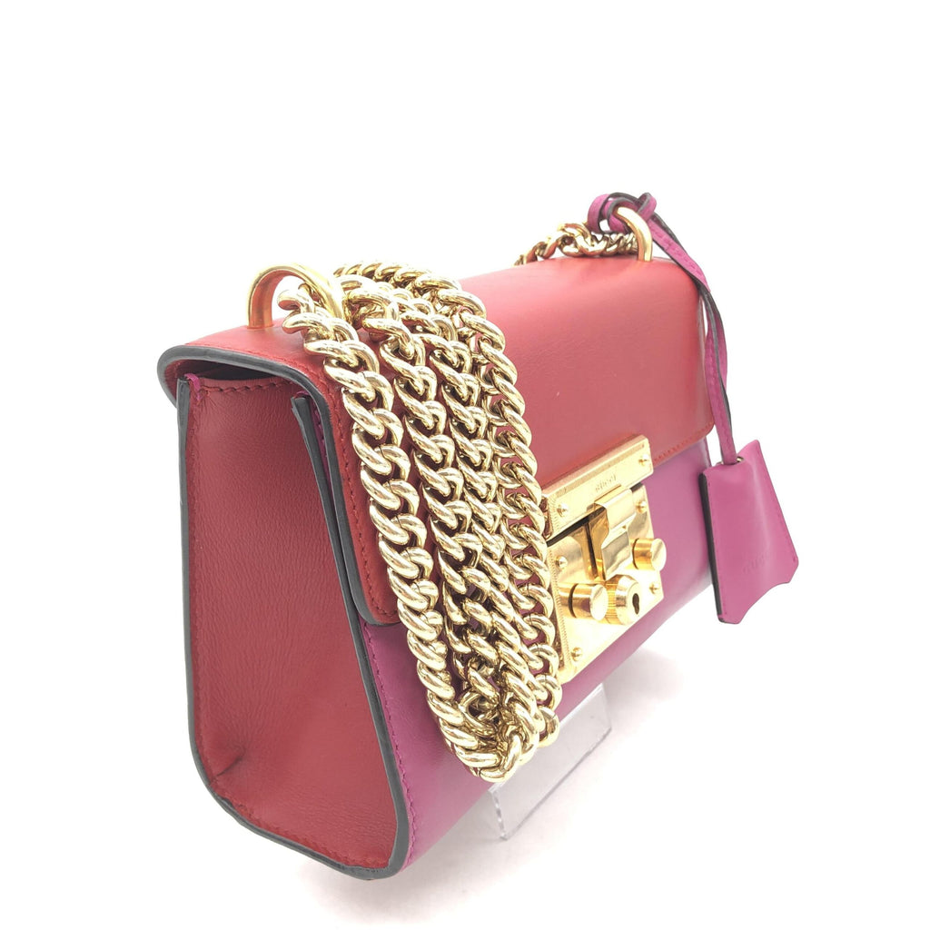 Sac bandoulière Gucci Padlock en rose, avec logo Gucci et fermoir à cadenas, visible en détail.
